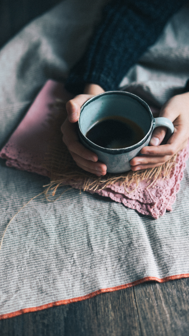 Personne Tenant Une Tasse en Céramique Noire. Wallpaper in 750x1334 Resolution