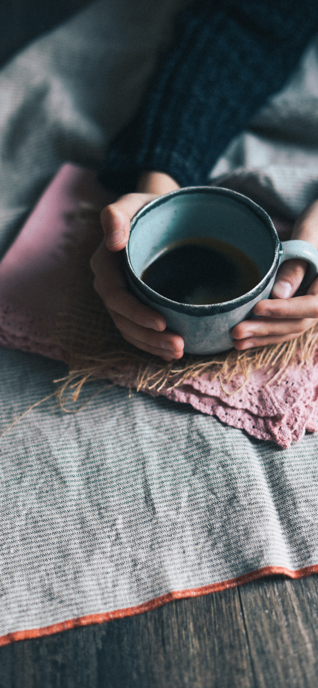 Person, Die Eine Schwarze Keramiktasse Hält. Wallpaper in 1242x2688 Resolution