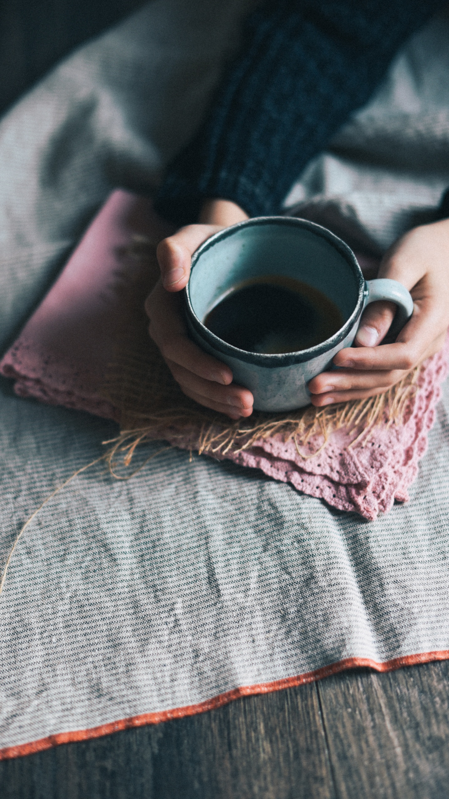 Person, Die Eine Schwarze Keramiktasse Hält. Wallpaper in 1440x2560 Resolution