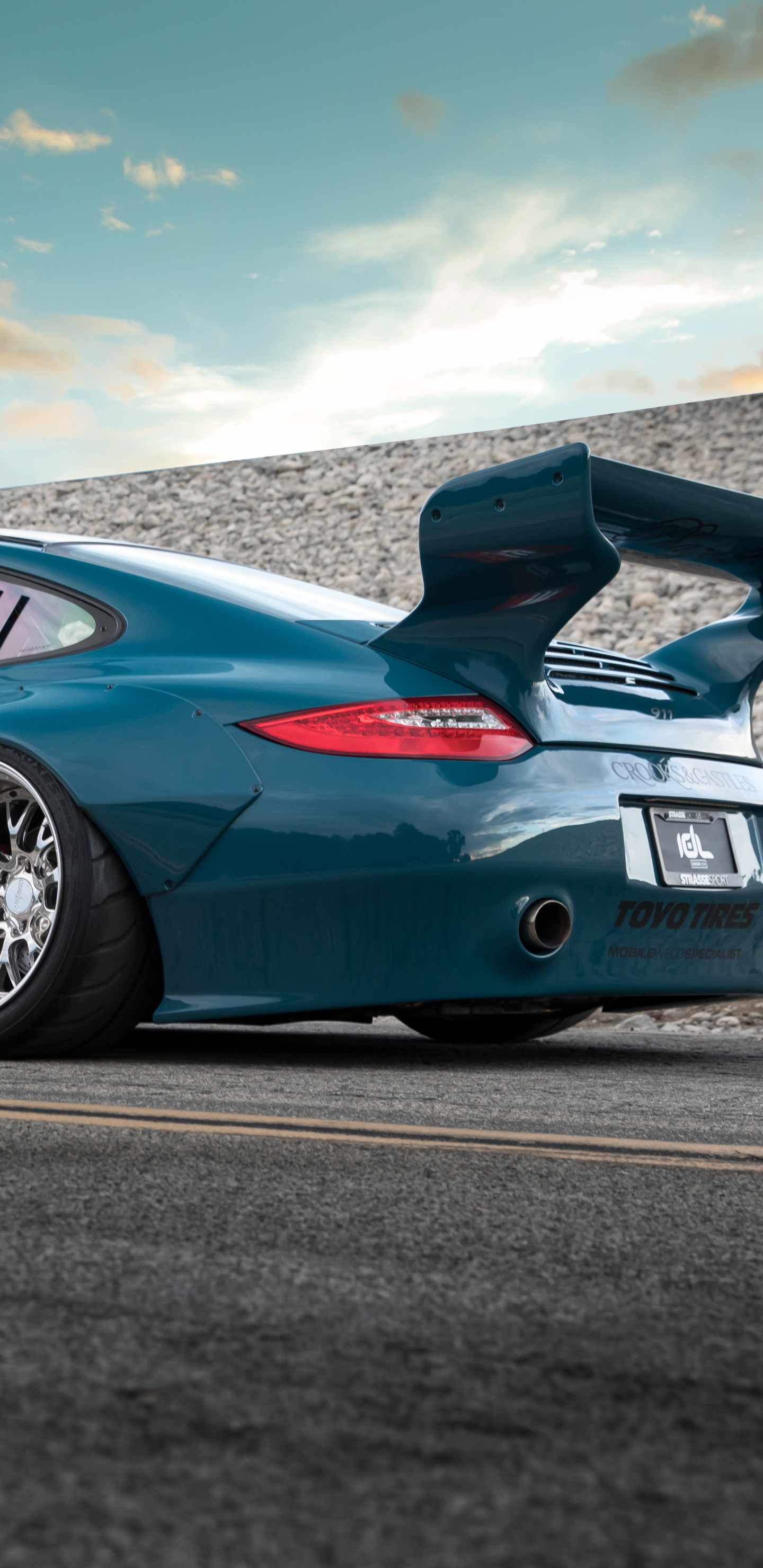 Porsche 911 Bleue Sur Route Sous Ciel Bleu. Wallpaper in 1440x2960 Resolution