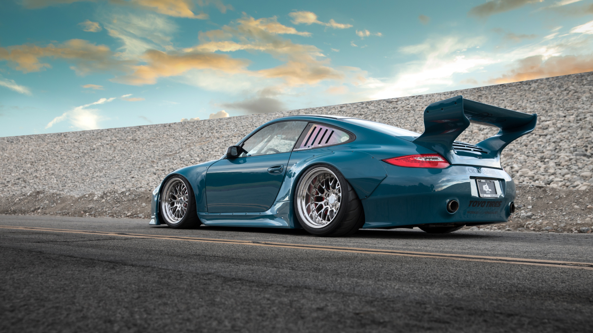 Porsche 911 Bleue Sur Route Sous Ciel Bleu. Wallpaper in 1920x1080 Resolution