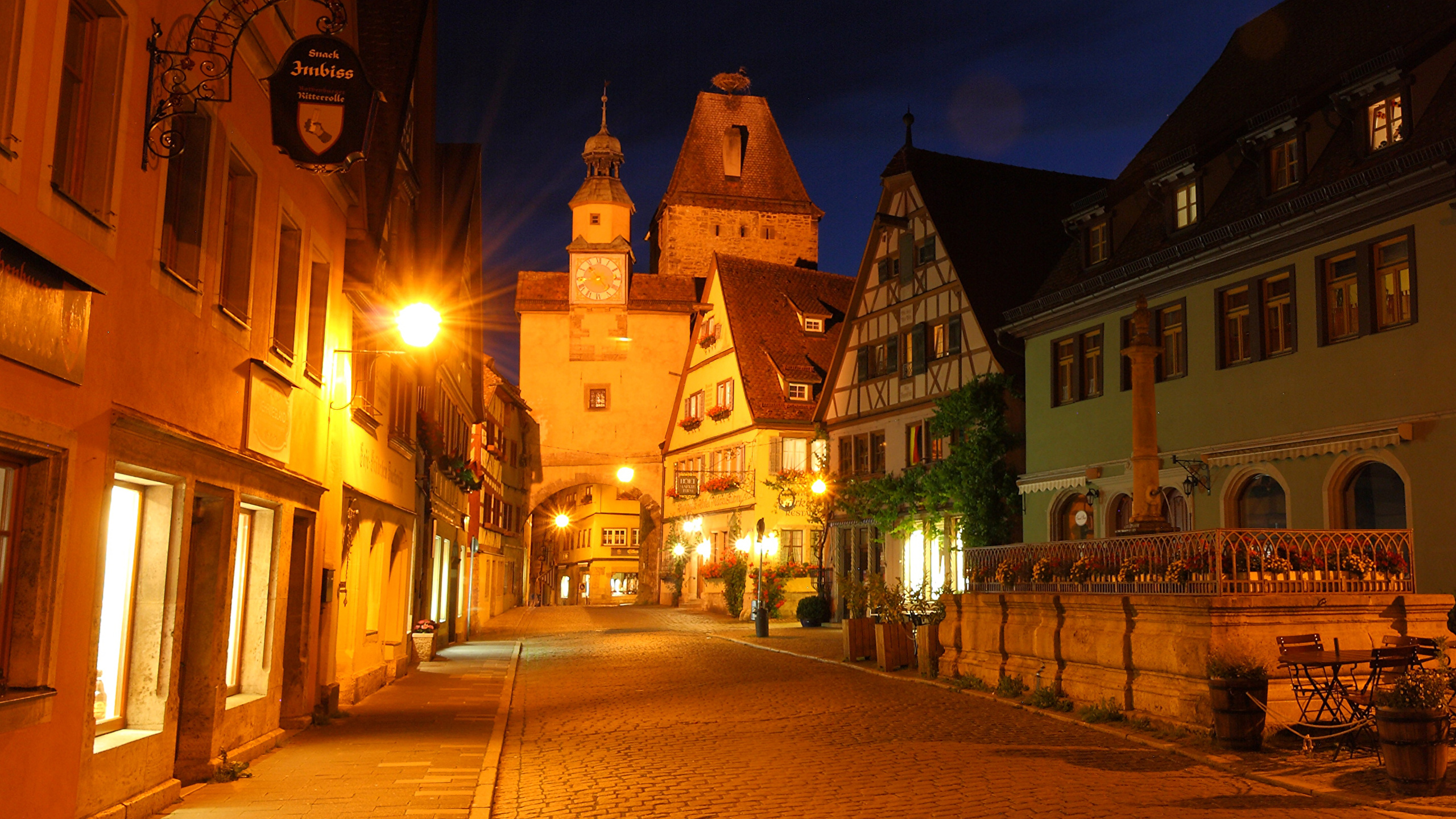 Bâtiment en Béton Brun Pendant la Nuit. Wallpaper in 2560x1440 Resolution