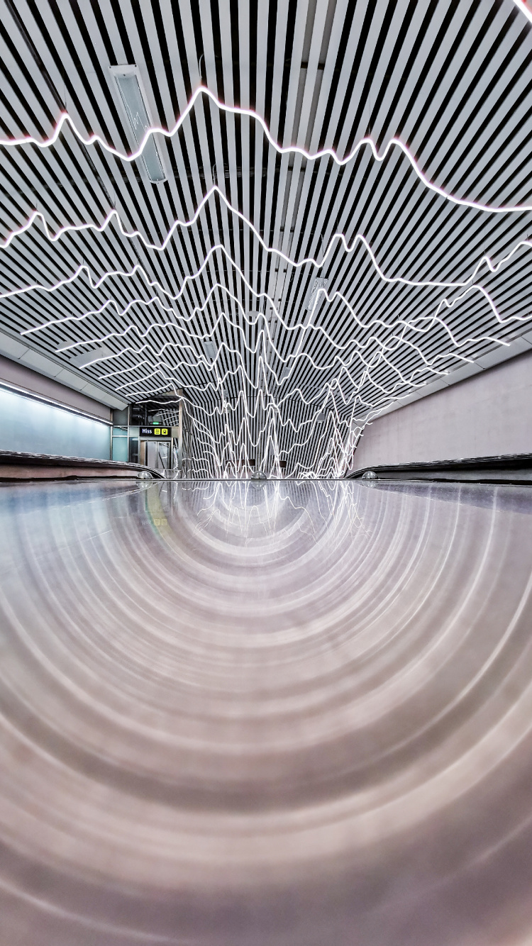 Tunnel Blanc et Marron Avec Lumière. Wallpaper in 750x1334 Resolution