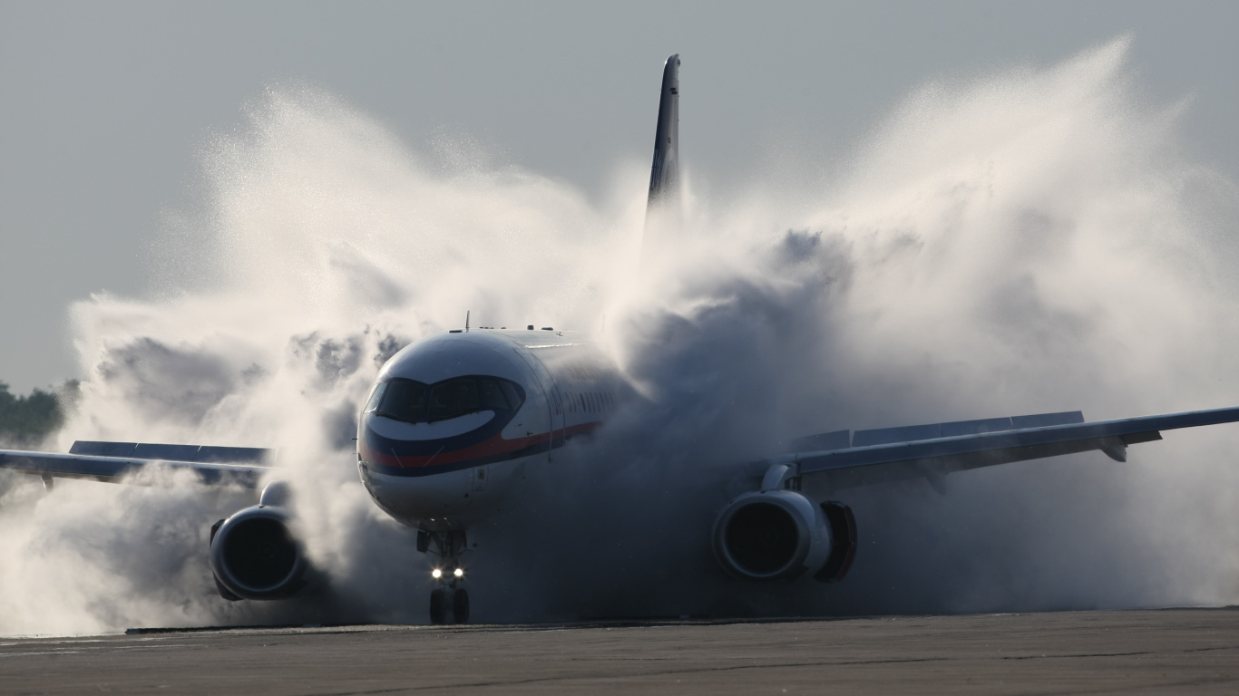 Weißes Und Rotes Flugzeug Tagsüber Auf Sendung. Wallpaper in 1366x768 Resolution