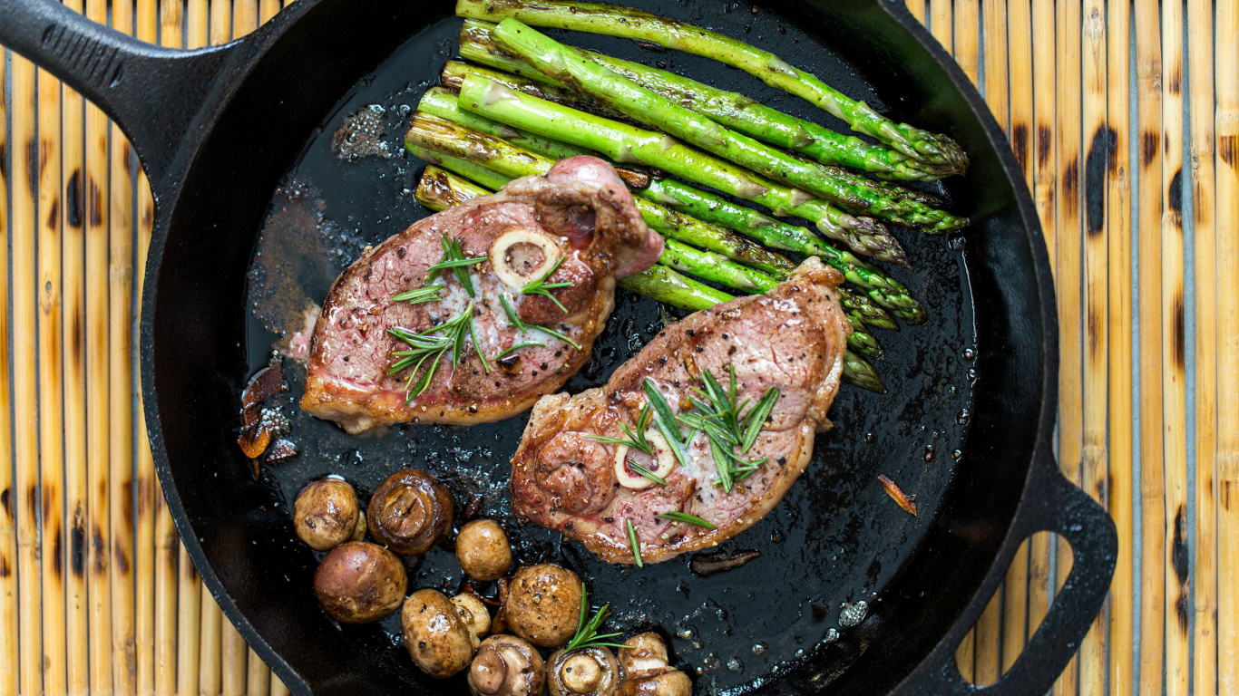 Cooked Food on Black Round Plate. Wallpaper in 1366x768 Resolution