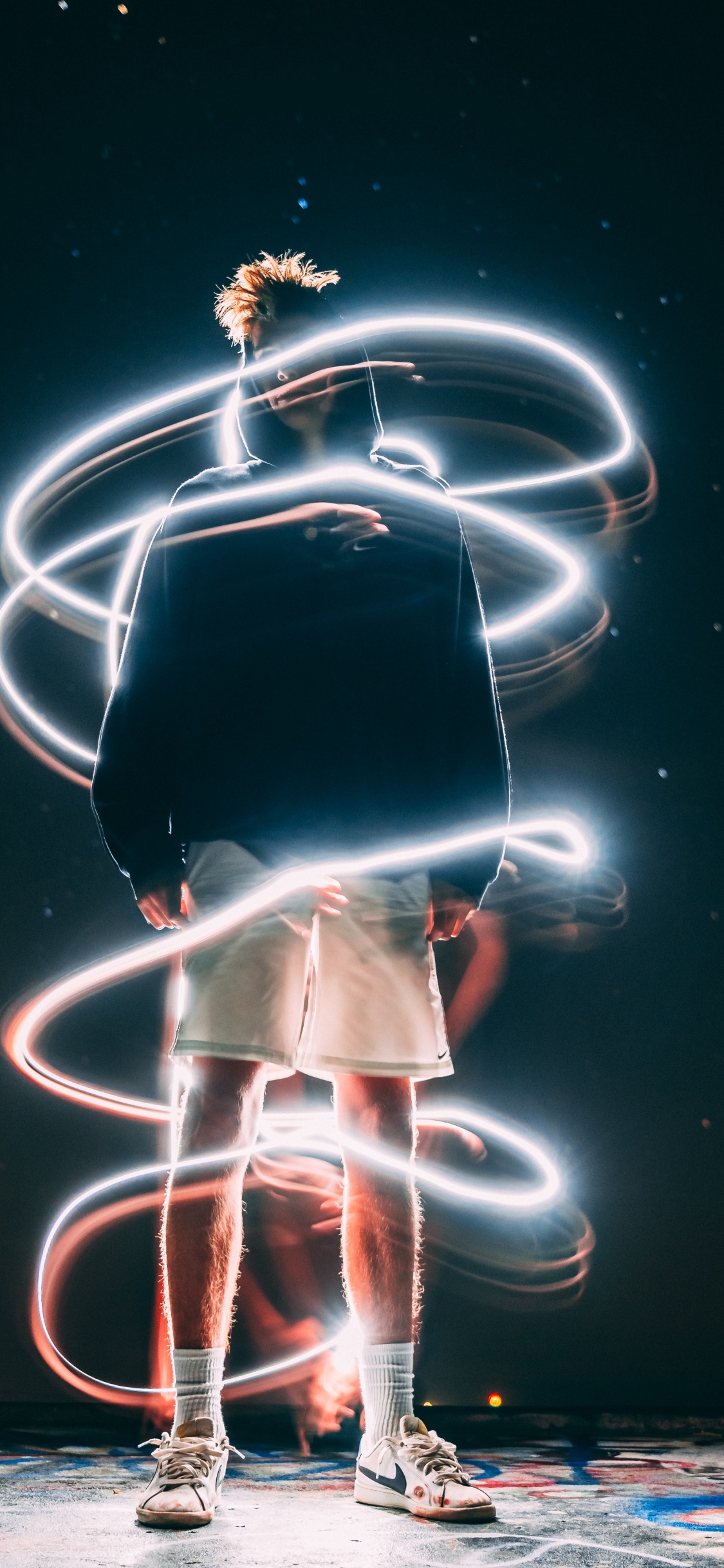 Frau im Weißen Kleid Mit Blauem Licht. Wallpaper in 1125x2436 Resolution