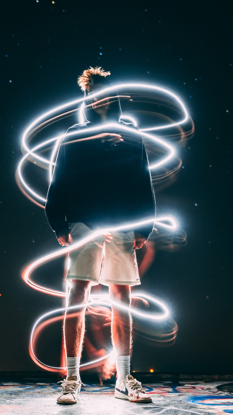 Frau im Weißen Kleid Mit Blauem Licht. Wallpaper in 750x1334 Resolution