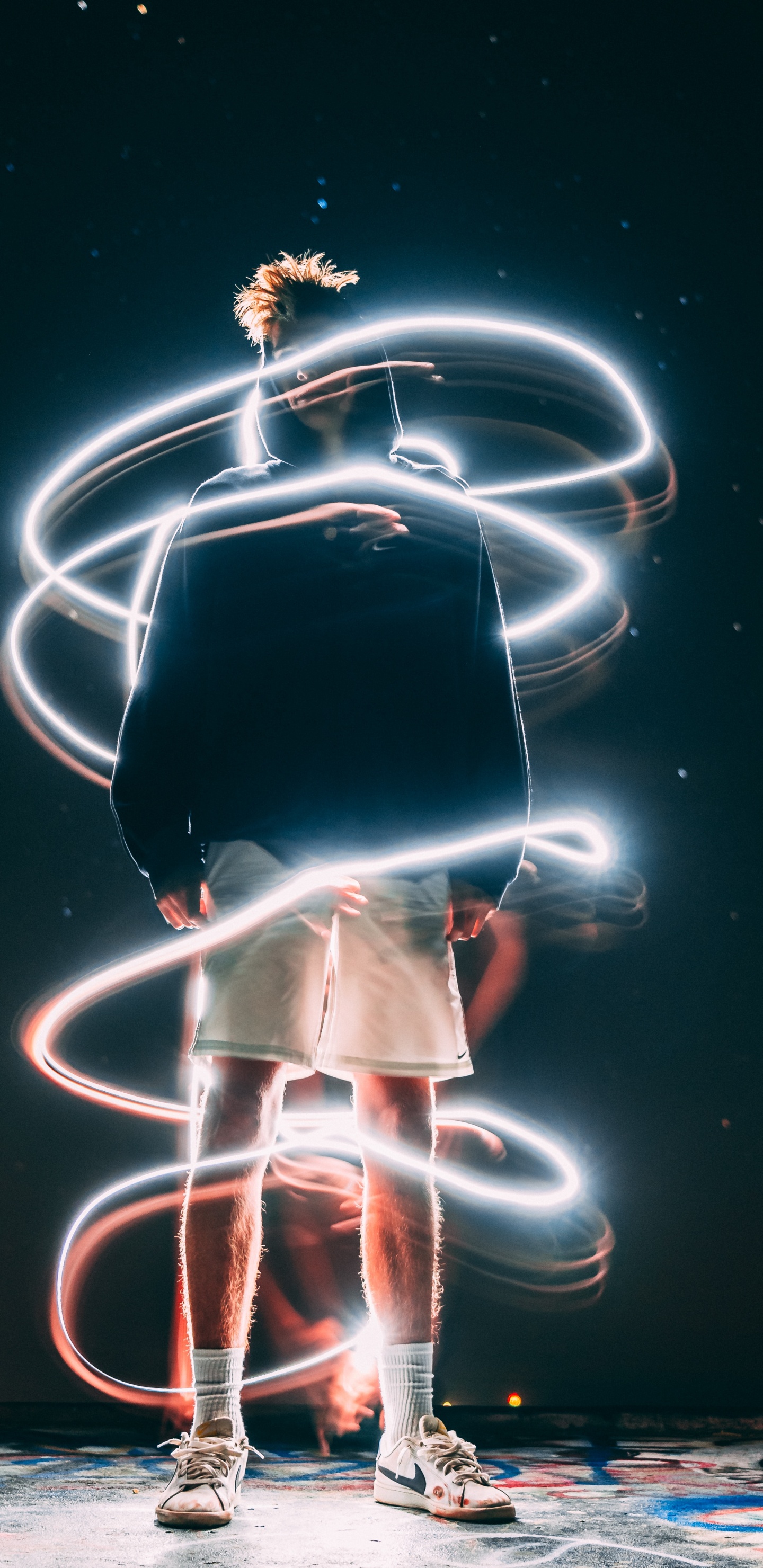 Mujer en Vestido Blanco Con Luz Azul. Wallpaper in 1440x2960 Resolution