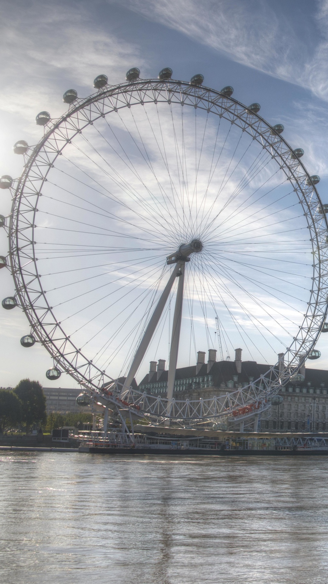 Grande Roue Près D'un Plan D'eau Sous un Ciel Bleu Pendant la Journée. Wallpaper in 1080x1920 Resolution