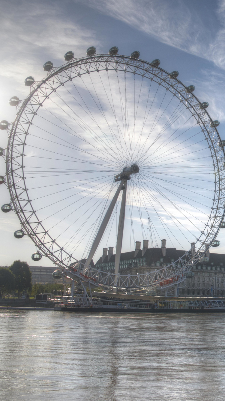 Grande Roue Près D'un Plan D'eau Sous un Ciel Bleu Pendant la Journée. Wallpaper in 750x1334 Resolution