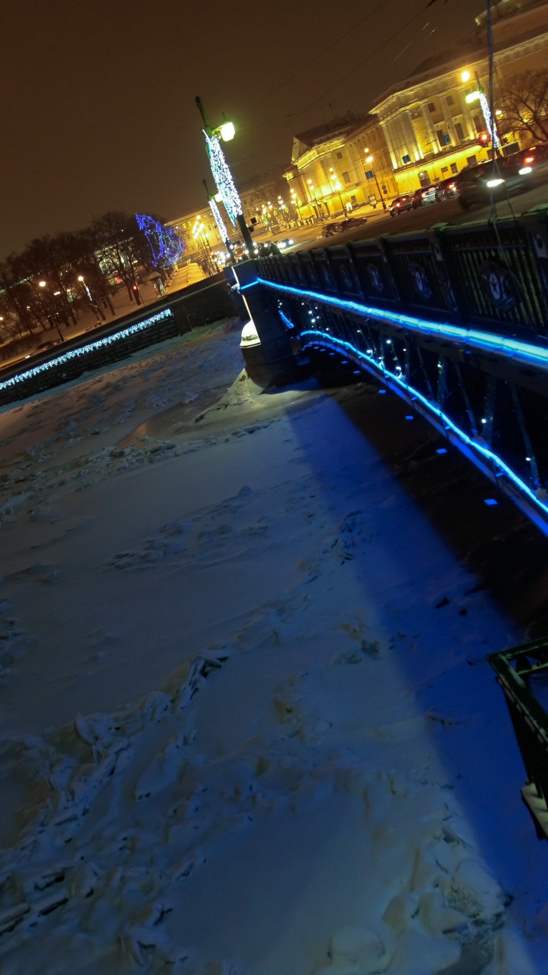 Blaue Brücke Über Den Fluss Während Der Nacht Night. Wallpaper in 1080x1920 Resolution