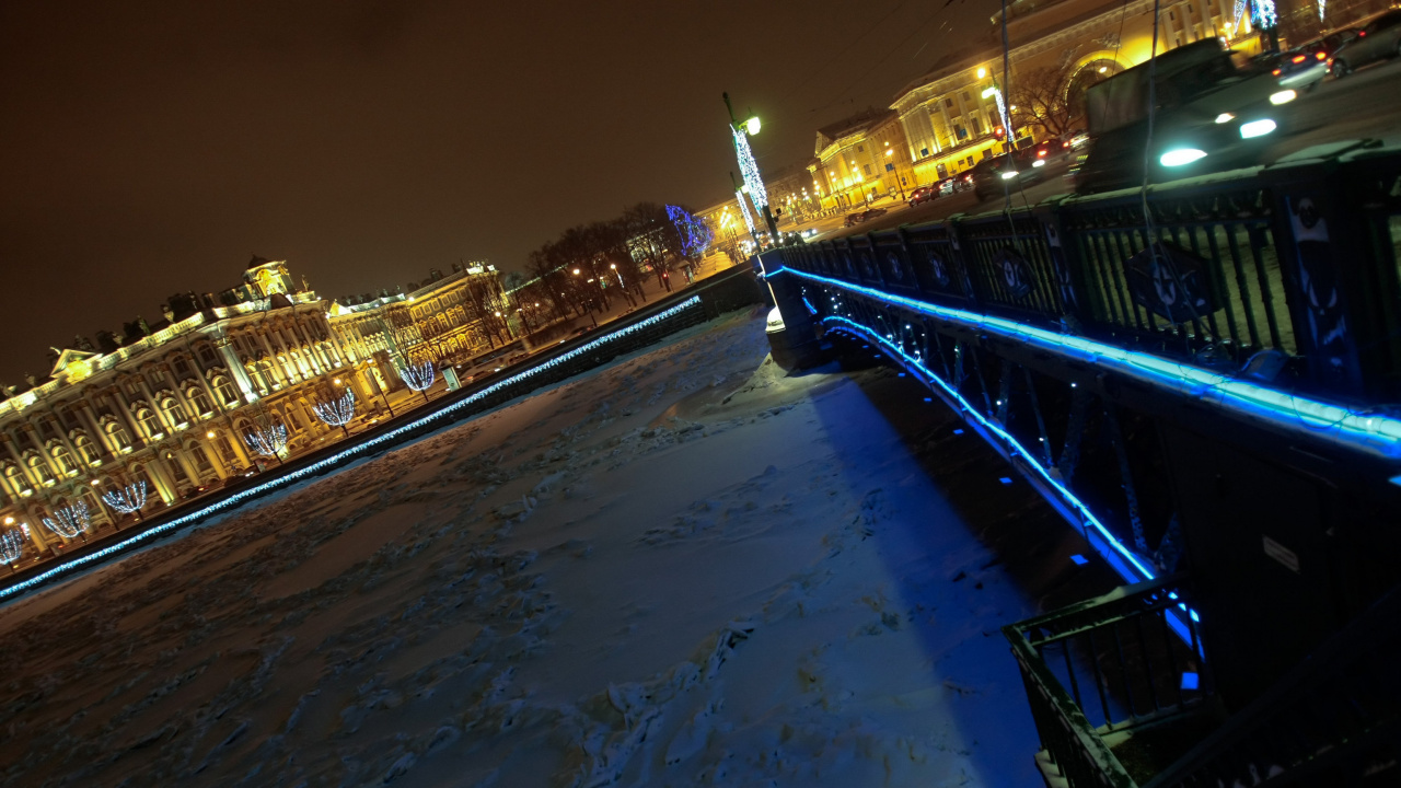 Blaue Brücke Über Den Fluss Während Der Nacht Night. Wallpaper in 1280x720 Resolution