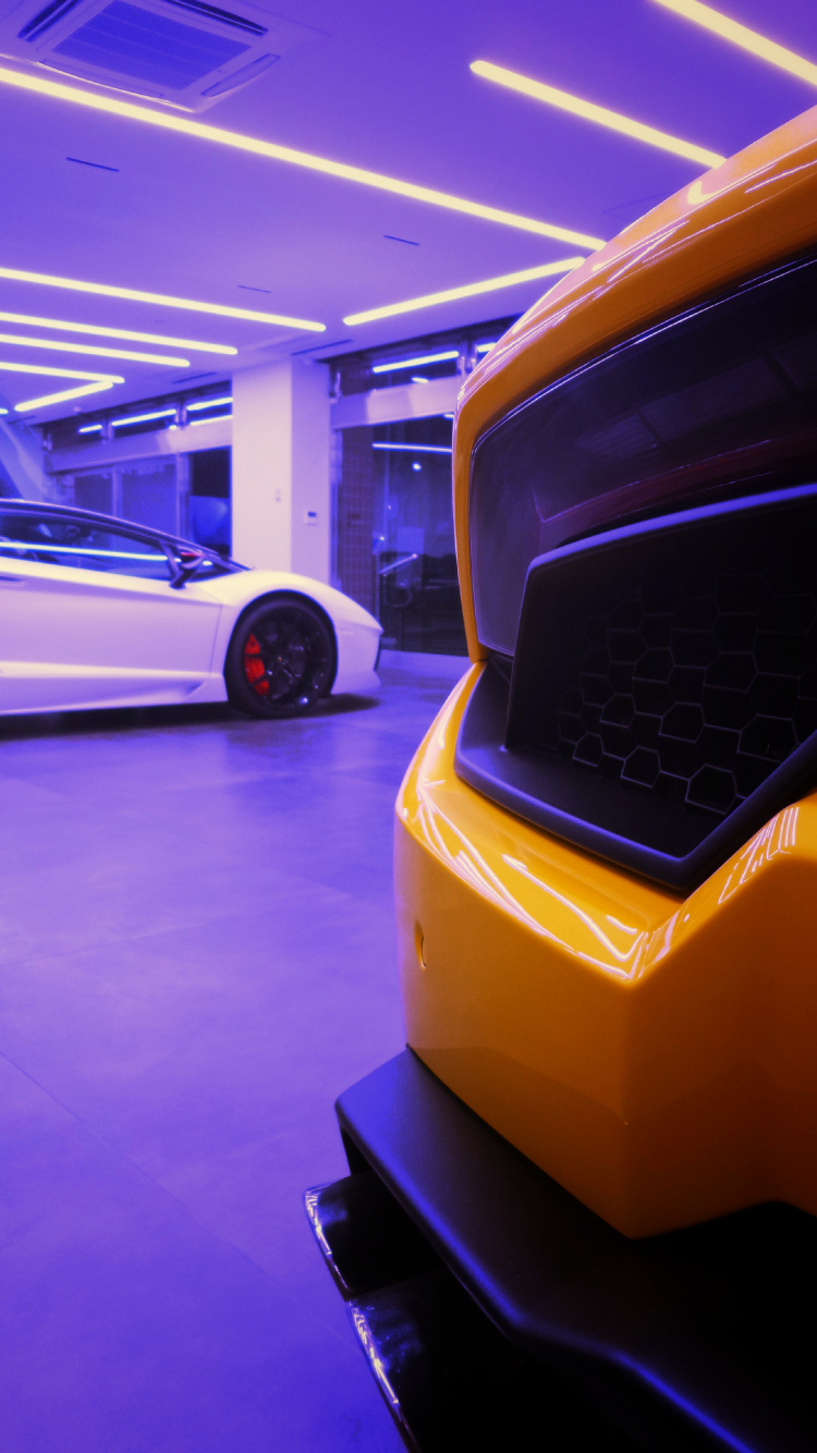 Coche Blanco en un Estacionamiento. Wallpaper in 750x1334 Resolution