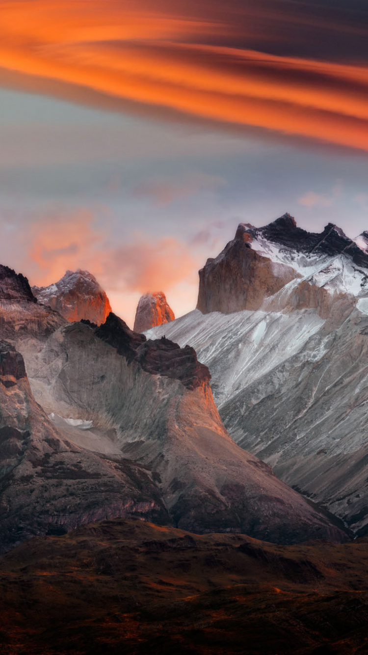 Schneebedeckter Berg Bei Sonnenuntergang. Wallpaper in 750x1334 Resolution