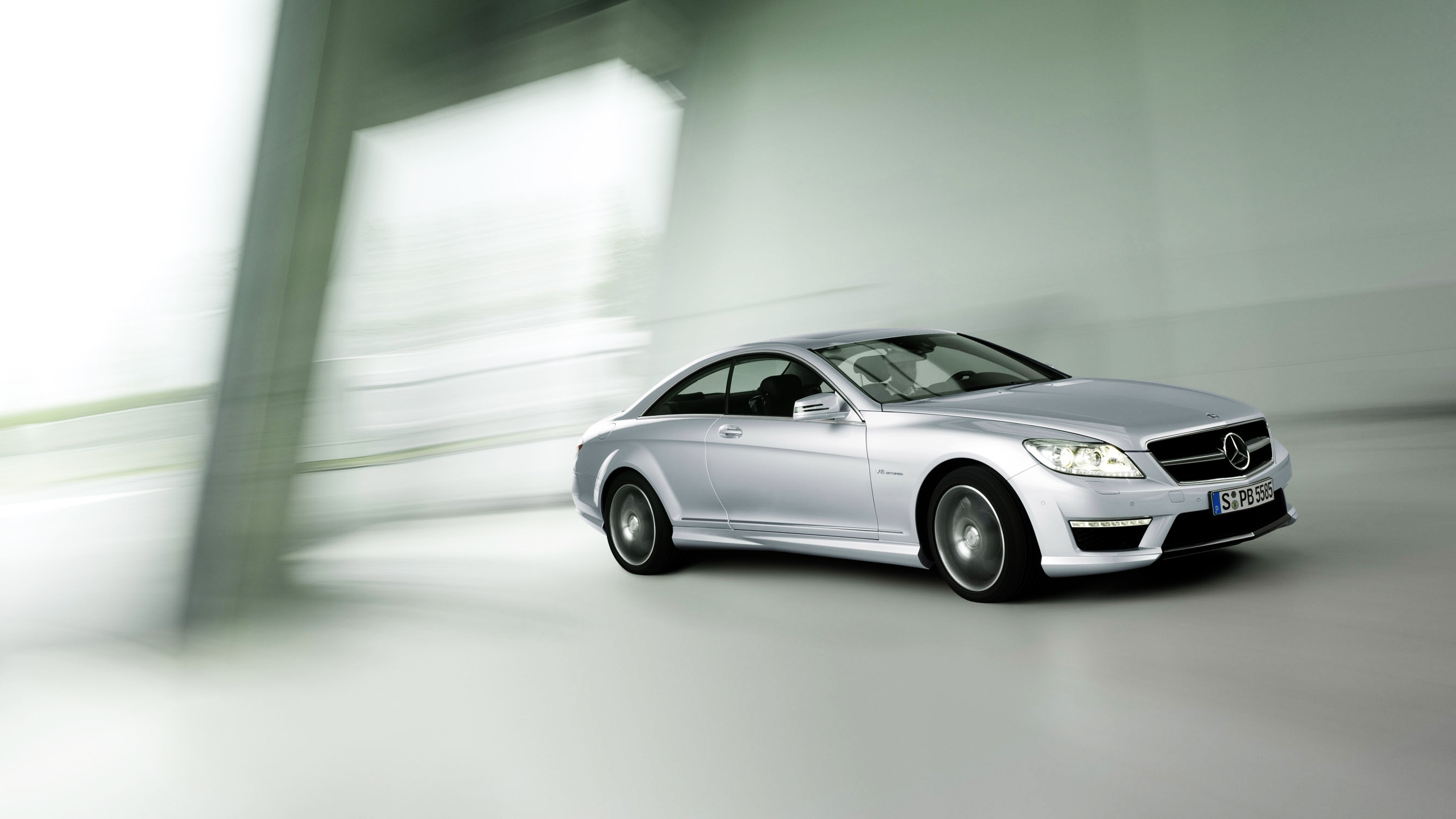 Mercedes Benz Coupe Gris en Una Carretera Gris. Wallpaper in 2560x1440 Resolution