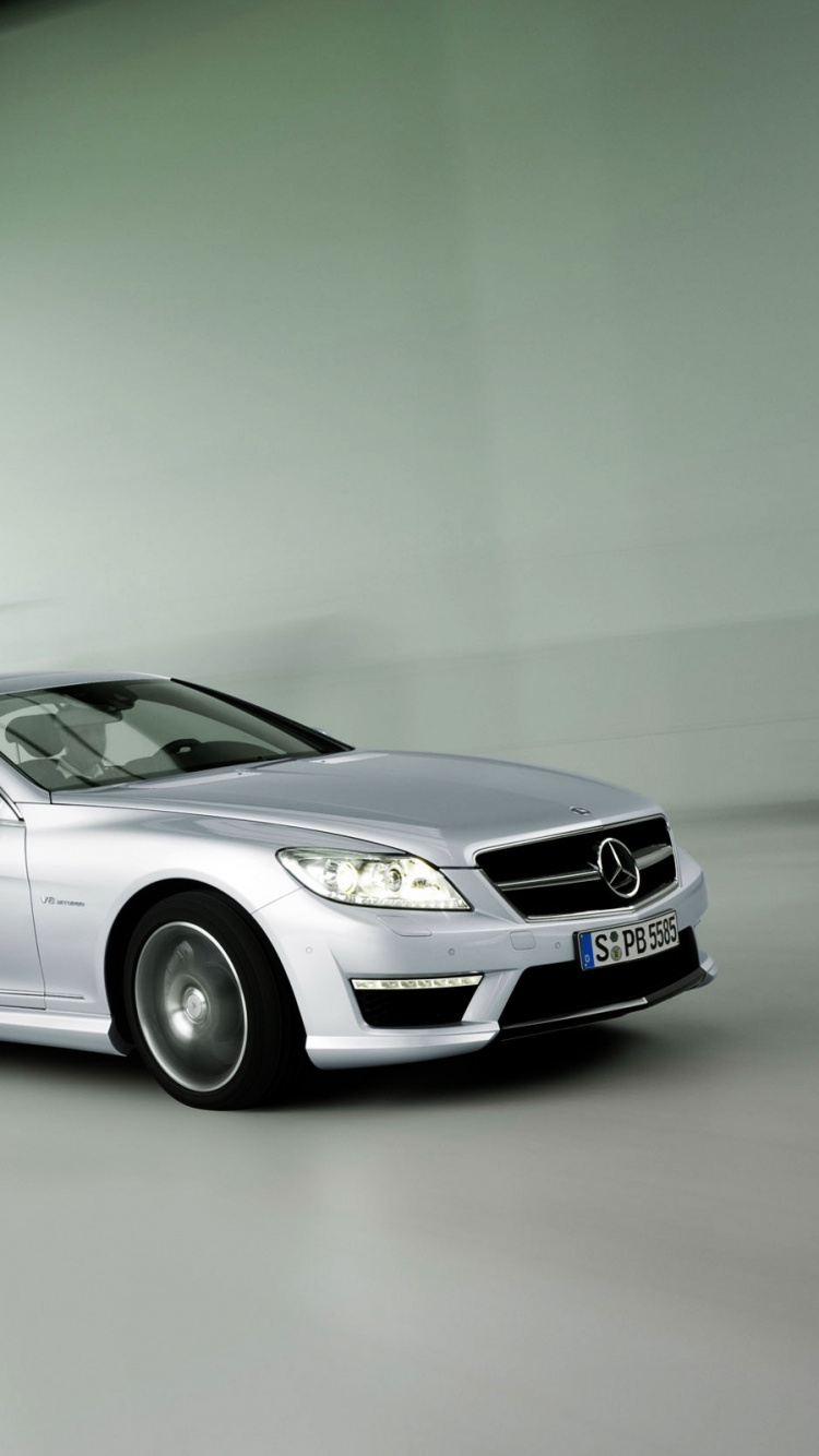 Mercedes Benz Coupe Gris en Una Carretera Gris. Wallpaper in 750x1334 Resolution