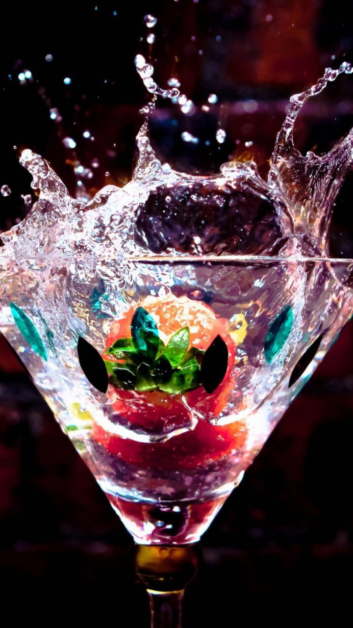 Klares Cocktailglas Mit Roter Flüssigkeit. Wallpaper in 720x1280 Resolution