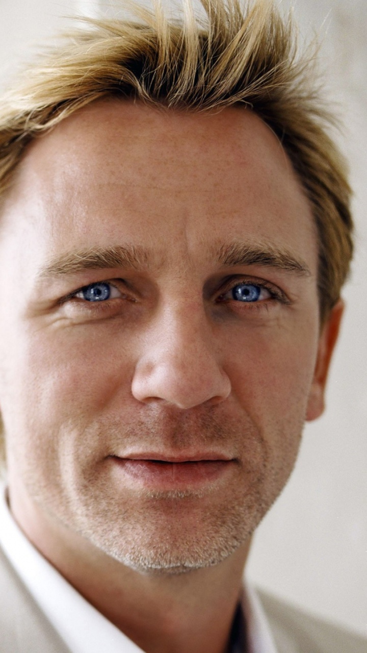 Daniel Craig, Stirn, Kinn, Lächeln, Fernsehen. Wallpaper in 720x1280 Resolution
