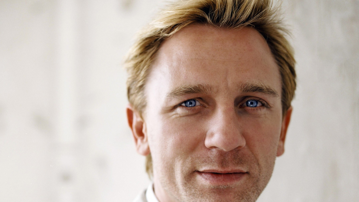 Daniel Craig, Forehead, Chin, Human, Smile. Wallpaper in 1366x768 Resolution