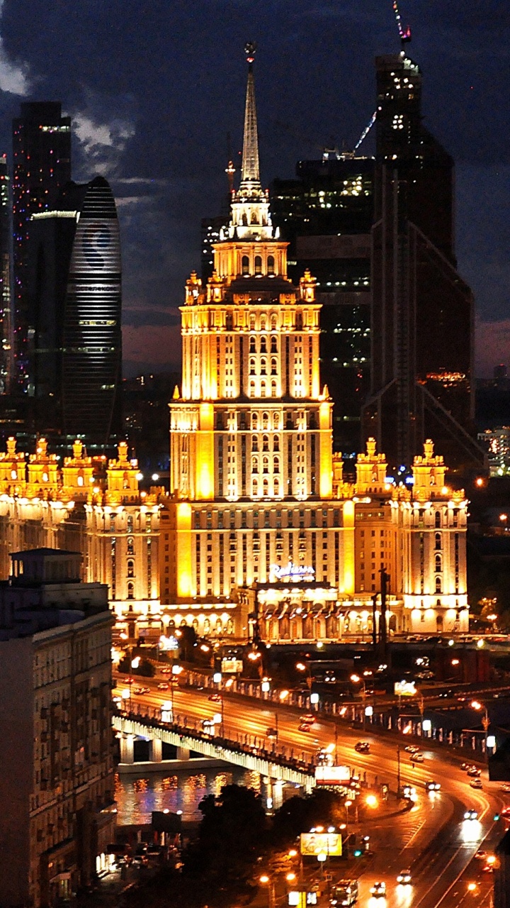 Edificios de la Ciudad Con Luces Encendidas Durante la Noche. Wallpaper in 720x1280 Resolution