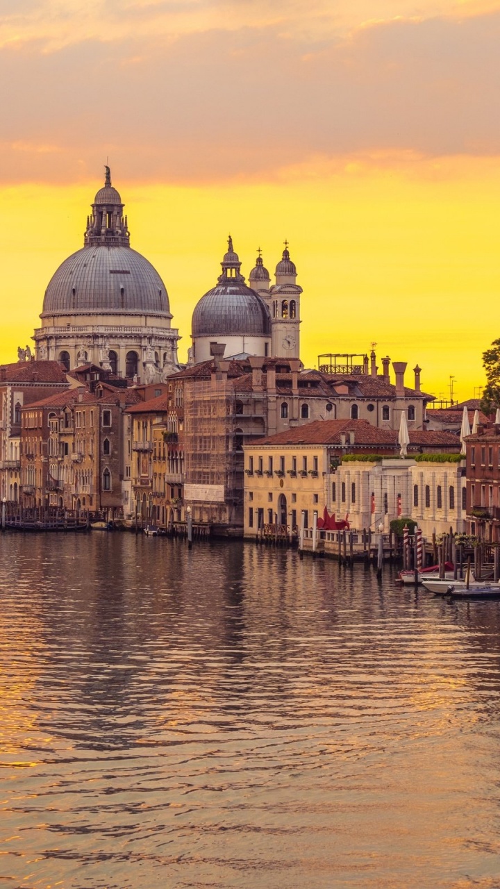 Edificio de Hormigón Blanco y Marrón Junto al Cuerpo de Agua Durante la Puesta de Sol. Wallpaper in 720x1280 Resolution