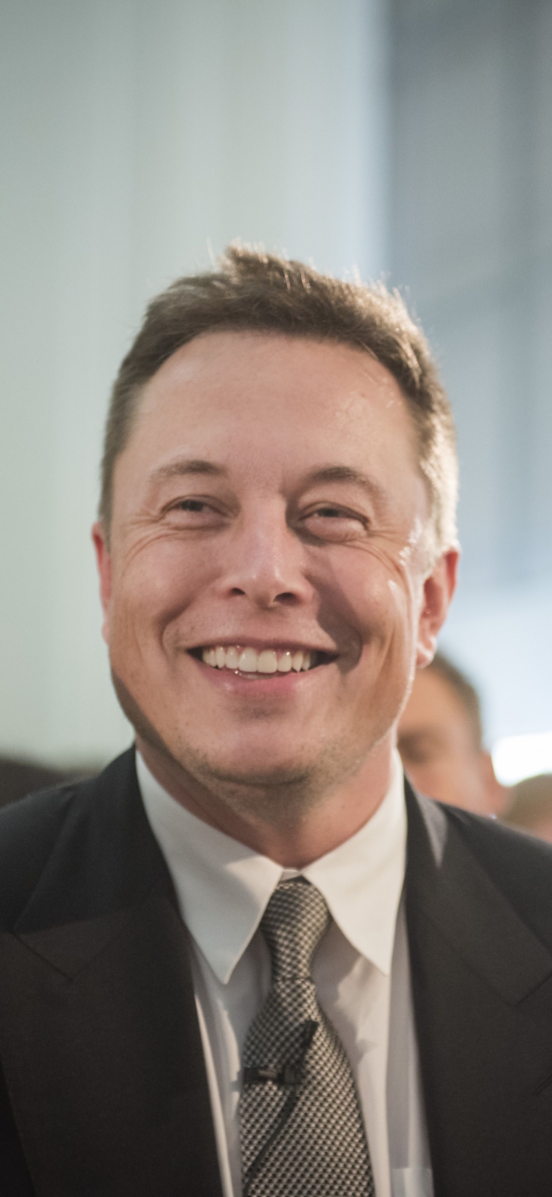 Elon Musk, Tesla Model S, SolarCity, Kaufmann, Anzug. Wallpaper in 1125x2436 Resolution