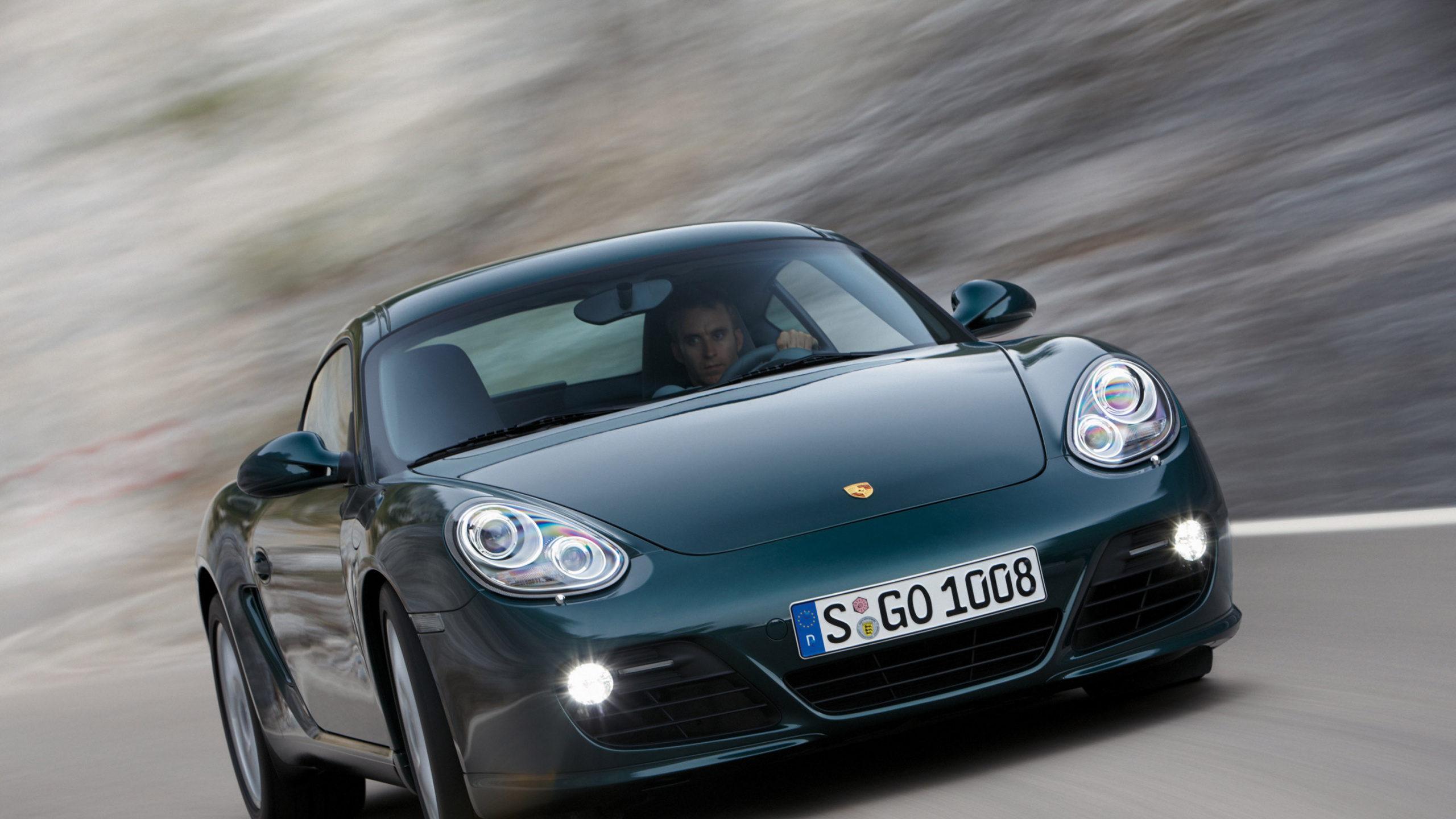 Porsche 911 Negro en la Carretera. Wallpaper in 2560x1440 Resolution