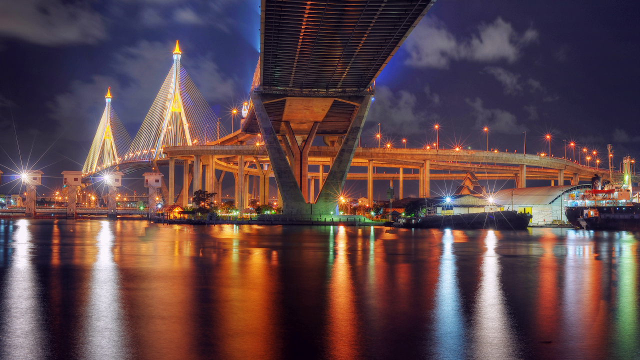 Pont Brun Au-dessus D'un Plan D'eau Pendant la Nuit. Wallpaper in 1280x720 Resolution