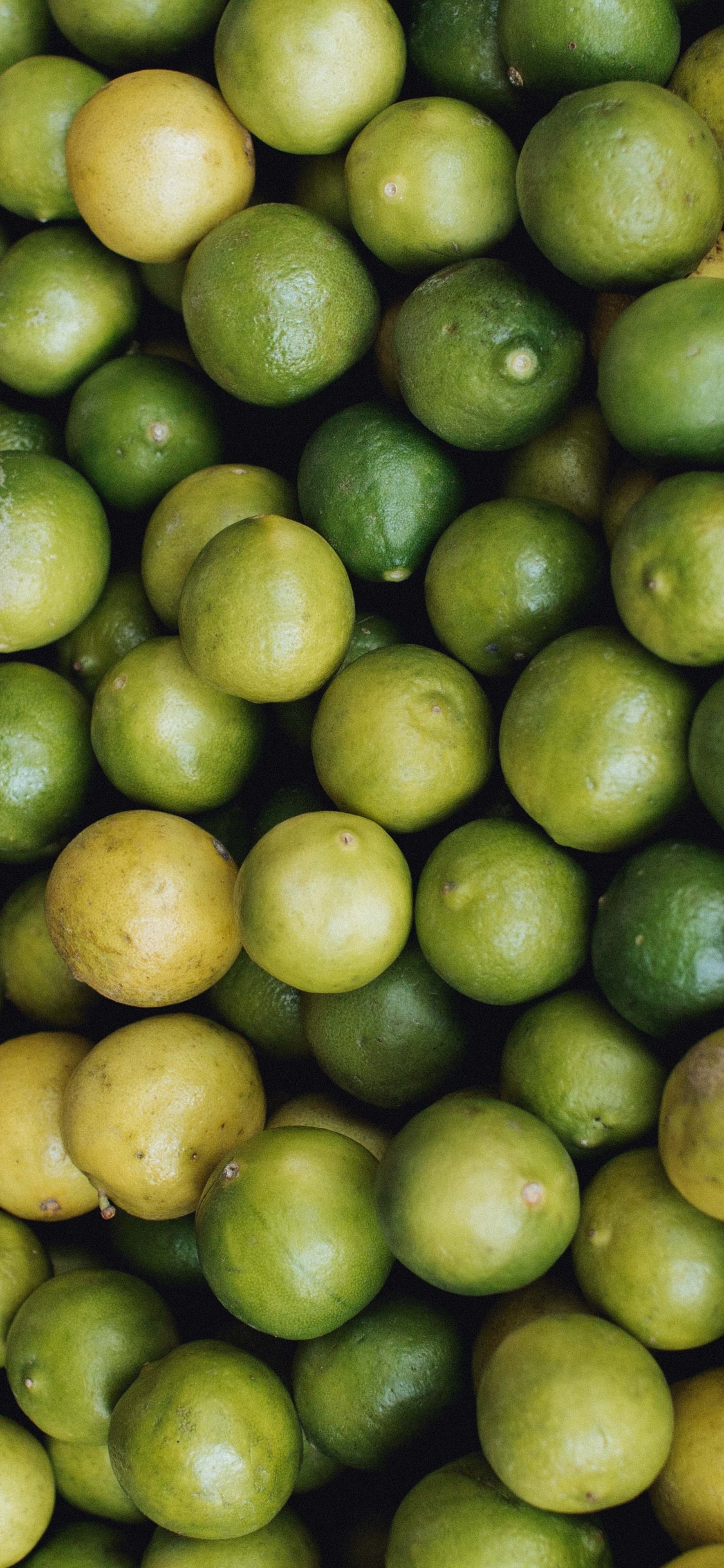 Grüne Und Gelbe Runde Früchte. Wallpaper in 1125x2436 Resolution
