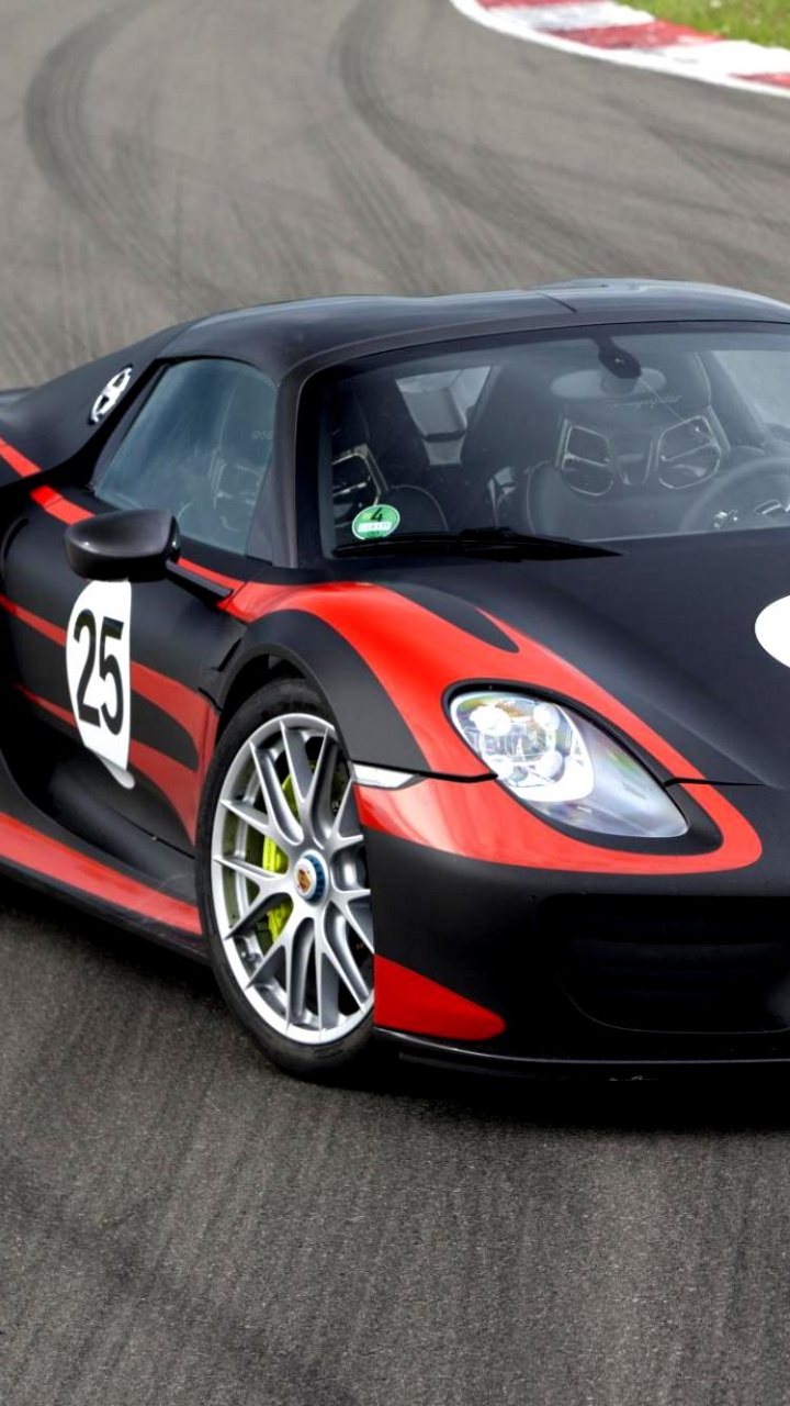 Schwarz-roter Ferrari-Sportwagen Auf Der Straße. Wallpaper in 720x1280 Resolution