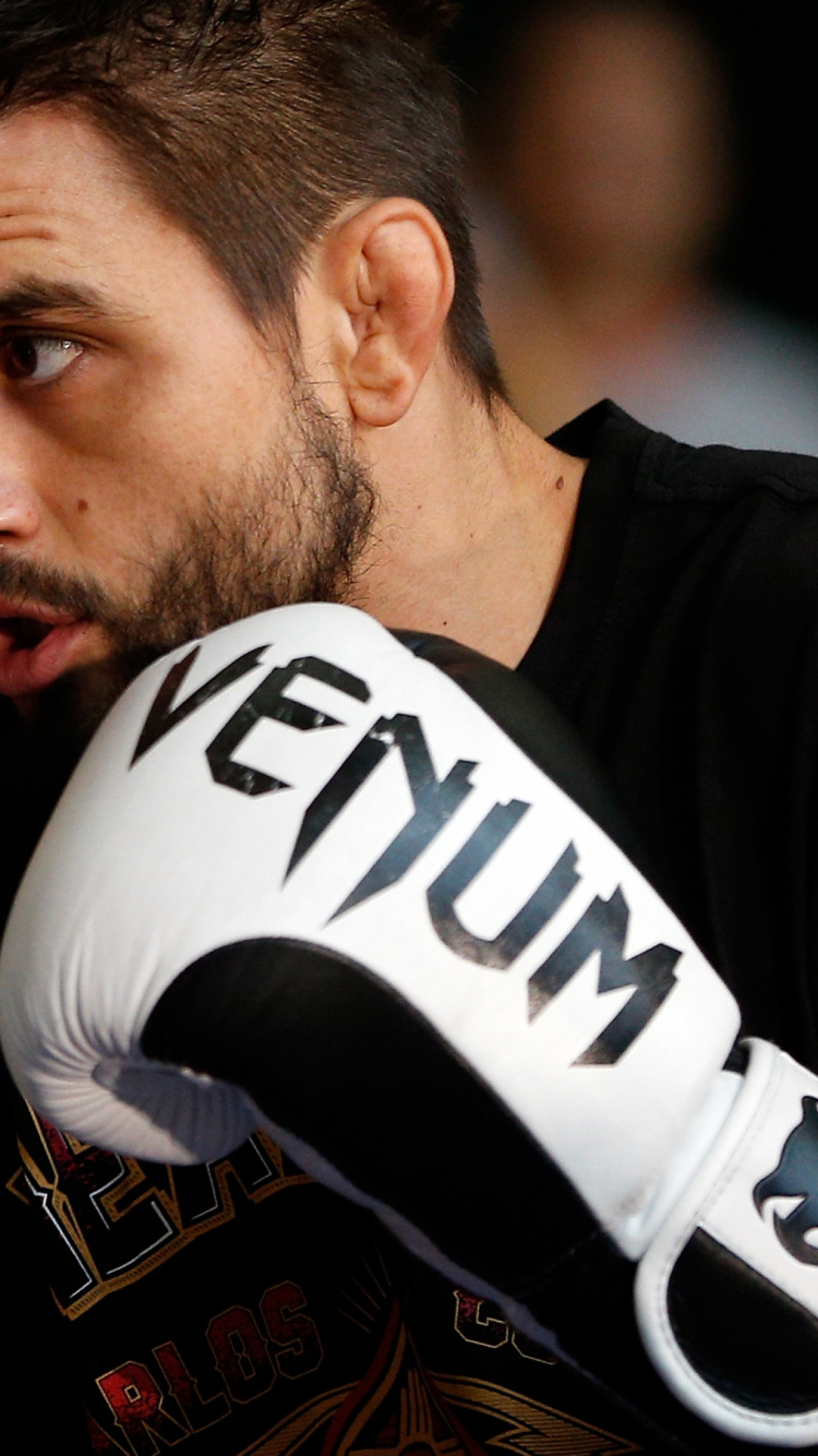 Hombre Con Camisa Blanca y Negra Con Casco Blanco y Negro. Wallpaper in 750x1334 Resolution