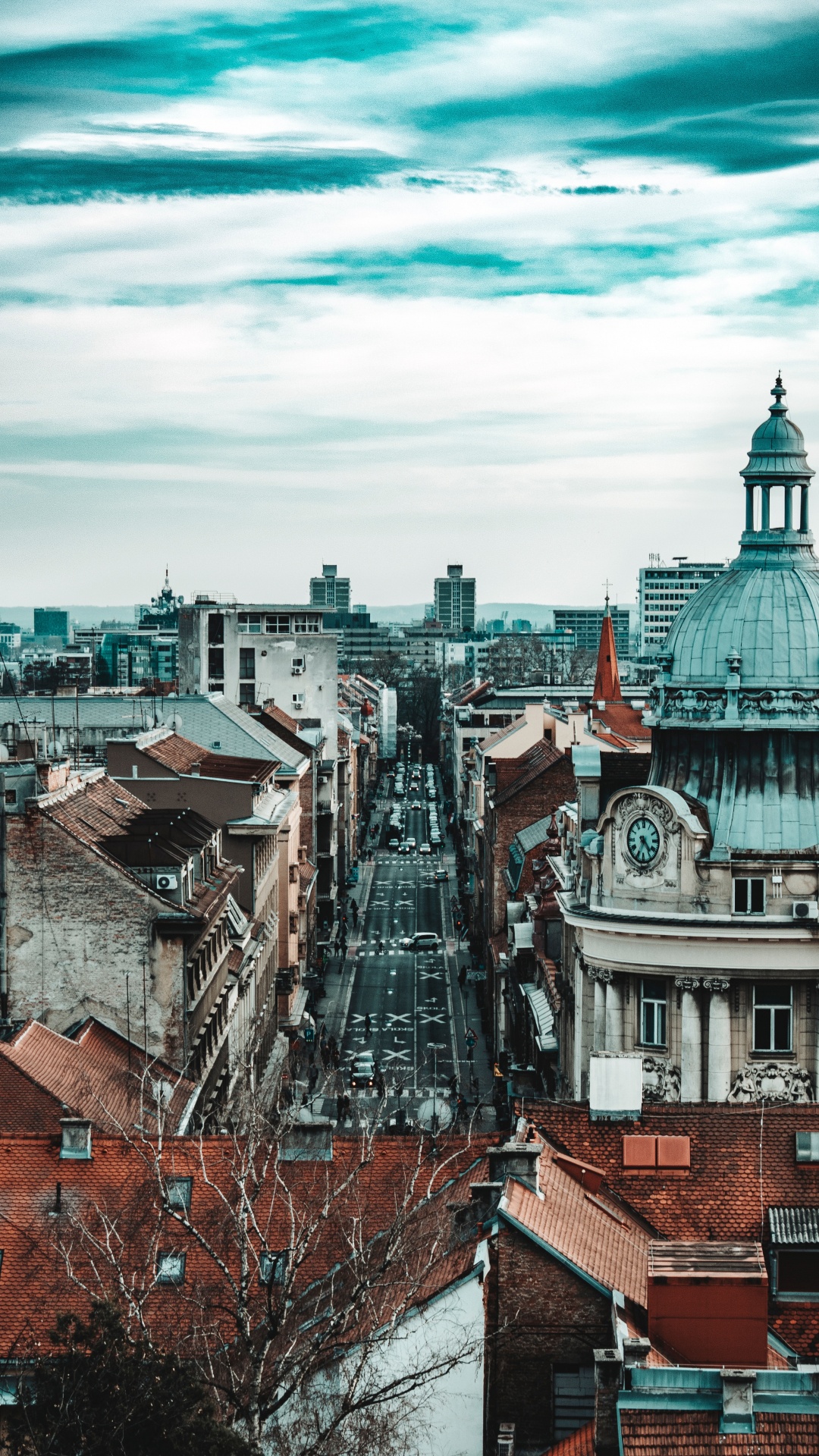 Braune Und Weiße Betongebäude Unter Weißen Wolken Und Blauem Himmel Tagsüber. Wallpaper in 1080x1920 Resolution