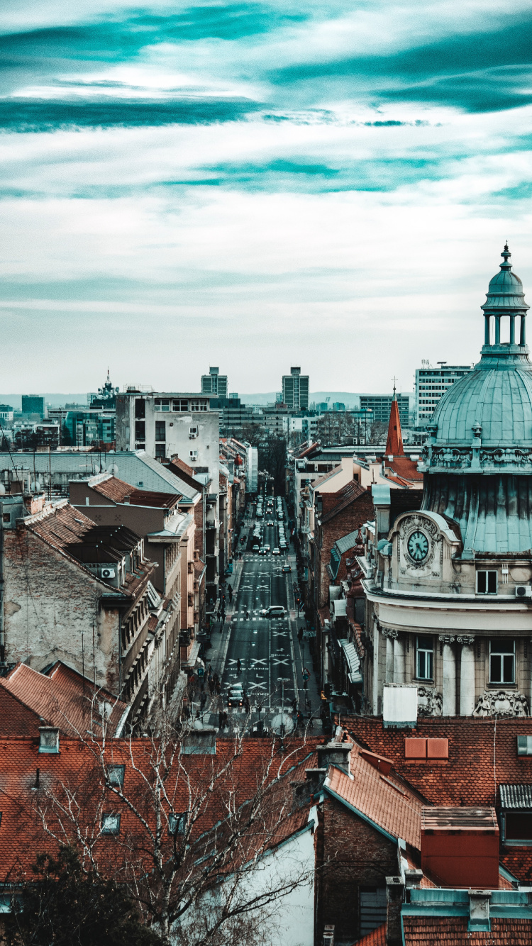 Bâtiments en Béton Marron et Blanc Sous Des Nuages Blancs et un Ciel Bleu Pendant la Journée. Wallpaper in 750x1334 Resolution