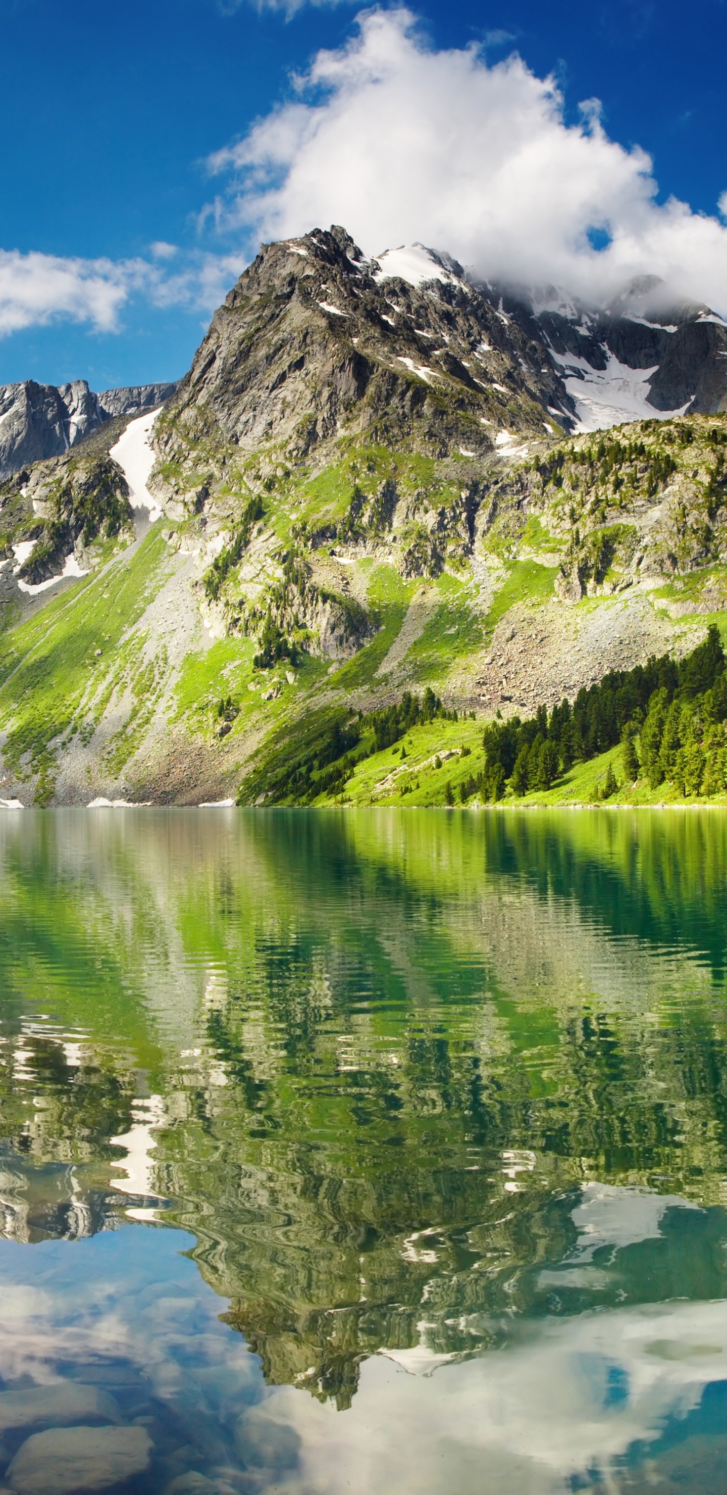 Grüne Und Weiße Berge in Der Nähe Des Sees Unter Blauem Himmel Tagsüber. Wallpaper in 1440x2960 Resolution