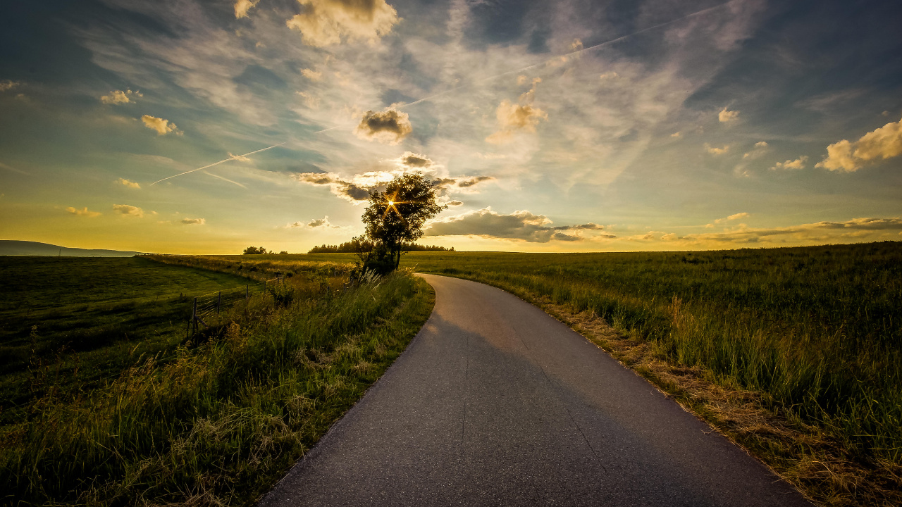 Route Asphaltée Grise Entre Champ D'herbe Verte Sous un Ciel Nuageux Ensoleillé Bleu et Blanc Pendant la Journée. Wallpaper in 1280x720 Resolution