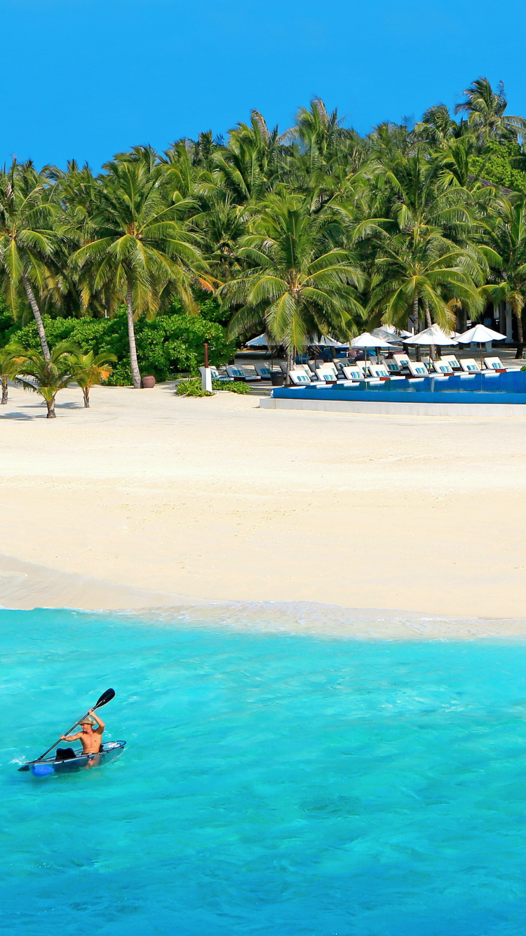 Frau im Blauen Badeanzug Schwimmt Tagsüber Auf Blauem Meer. Wallpaper in 750x1334 Resolution