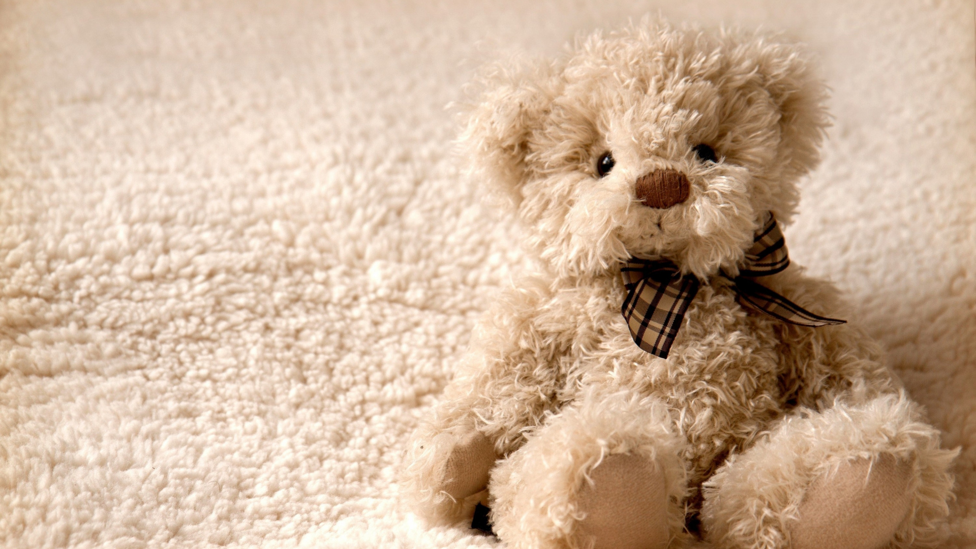White Teddy Bear on White Textile. Wallpaper in 1920x1080 Resolution
