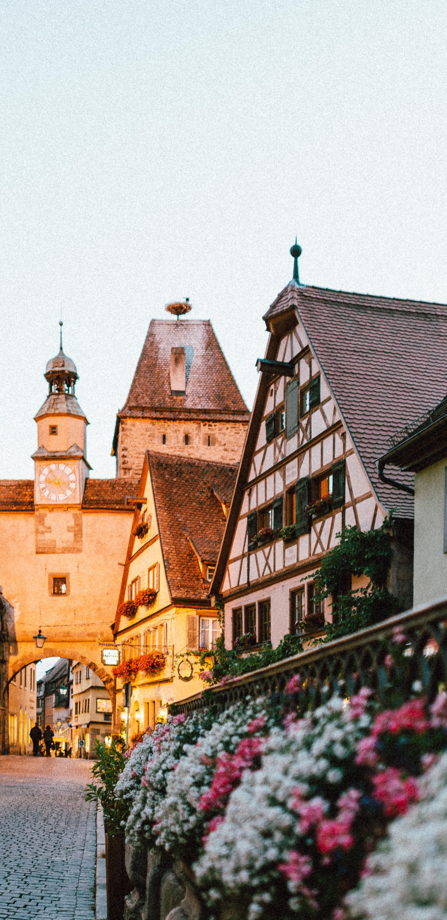 Personnes Marchant Sur le Trottoir Près D'un Bâtiment en Béton Brun Pendant la Journée. Wallpaper in 1440x2960 Resolution