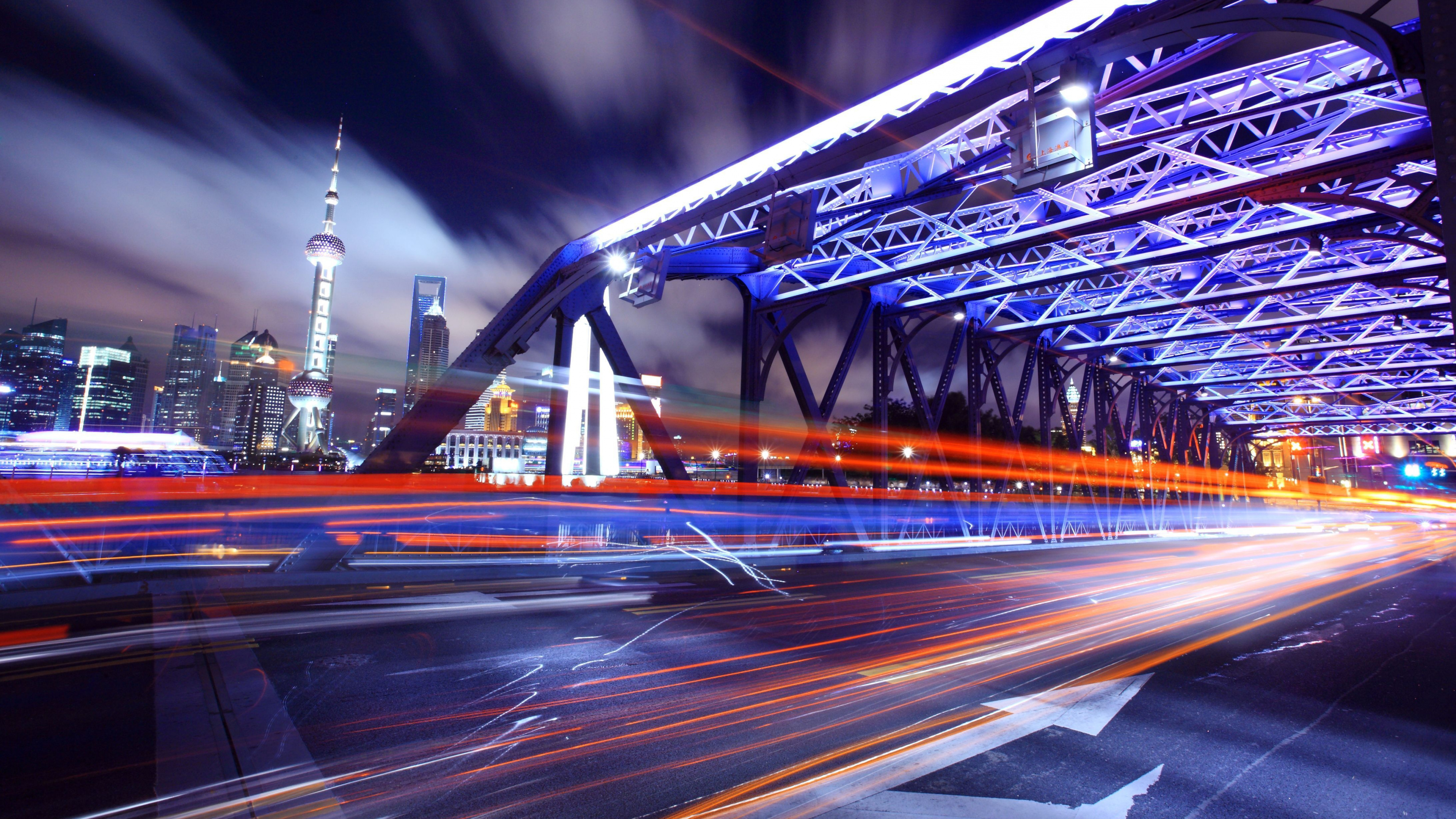 Zeitrafferaufnahmen Von Autos Auf Der Straße Während Der Nachtzeit. Wallpaper in 3840x2160 Resolution