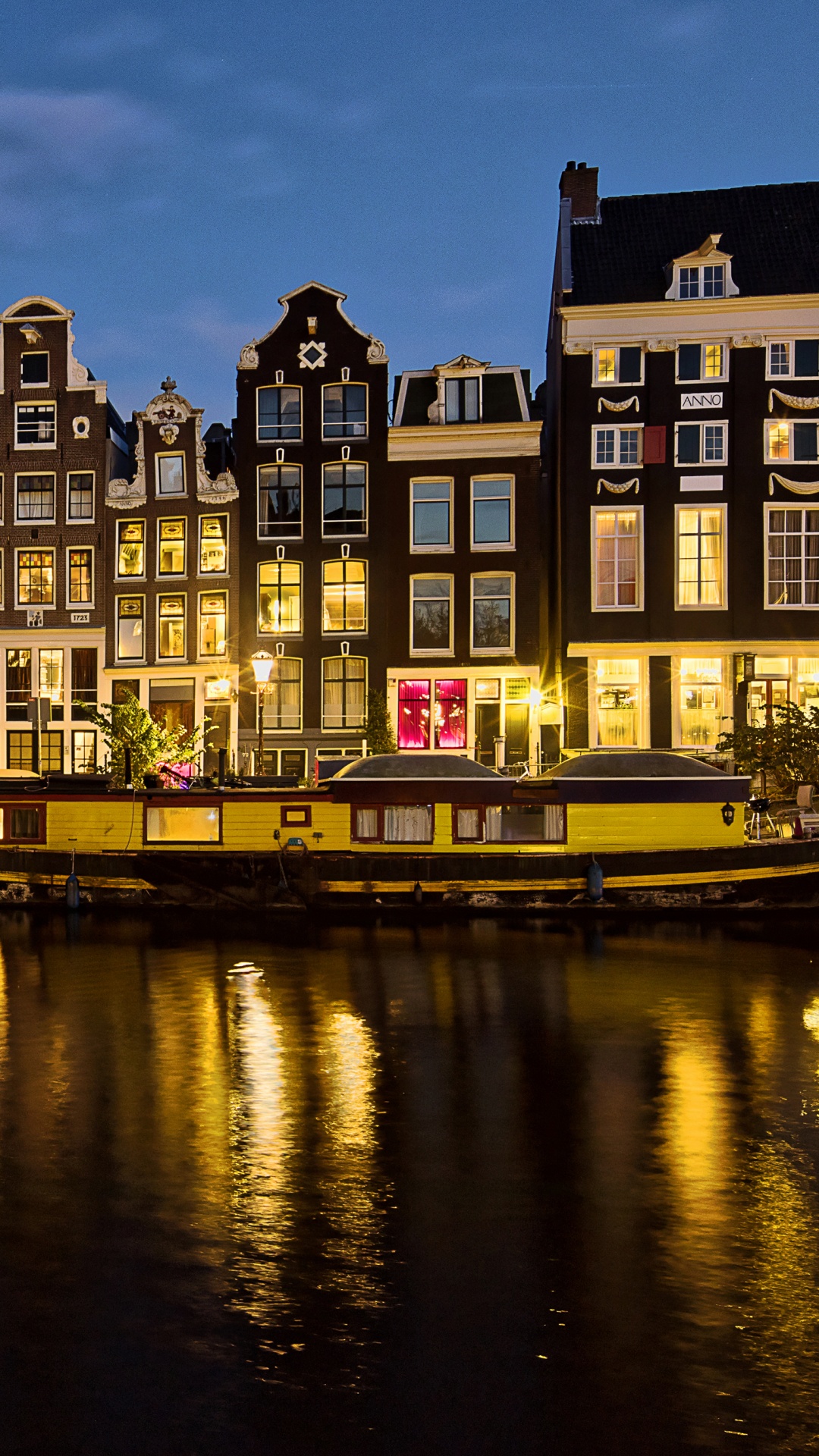 Edificio de Hormigón Marrón y Blanco Cerca Del Cuerpo de Agua Durante el Día. Wallpaper in 1080x1920 Resolution