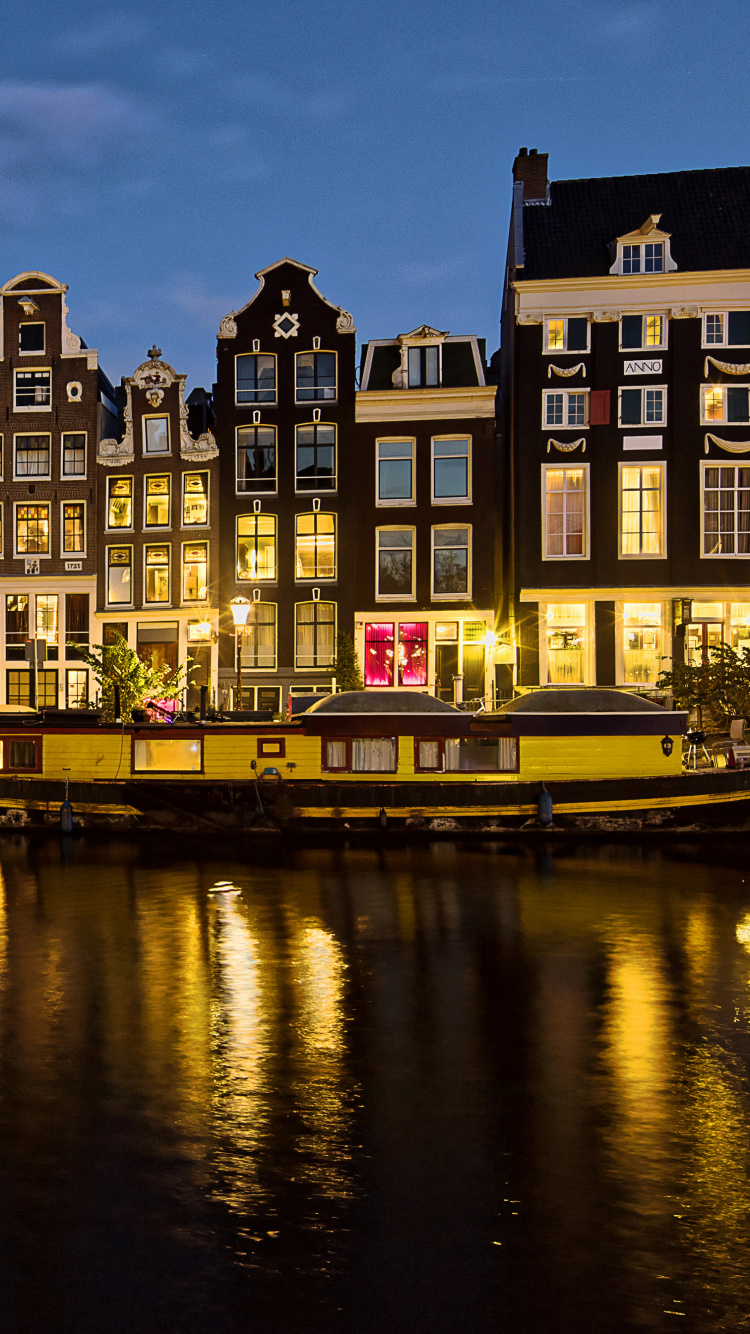 Edificio de Hormigón Marrón y Blanco Cerca Del Cuerpo de Agua Durante el Día. Wallpaper in 750x1334 Resolution