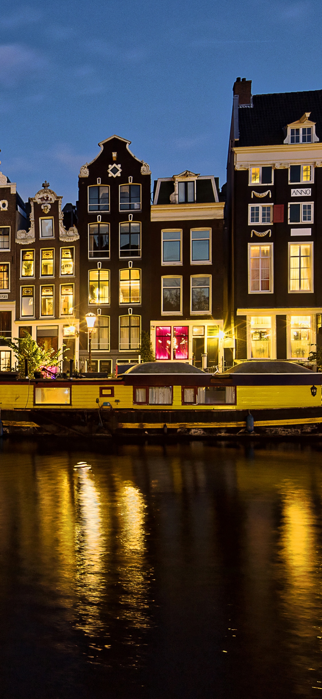 Braunes Und Weißes Betongebäude in Der Nähe Eines Gewässers Tagsüber. Wallpaper in 1125x2436 Resolution