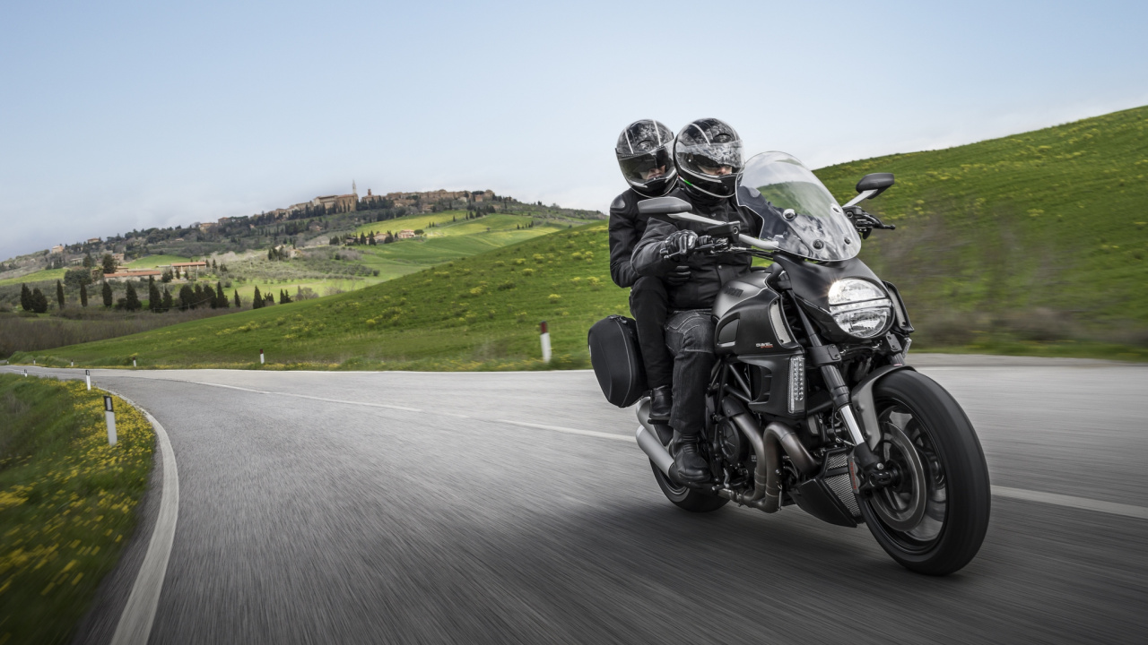 L'homme au Casque Noir Équitation Moto Sur Route Pendant la Journée. Wallpaper in 1280x720 Resolution