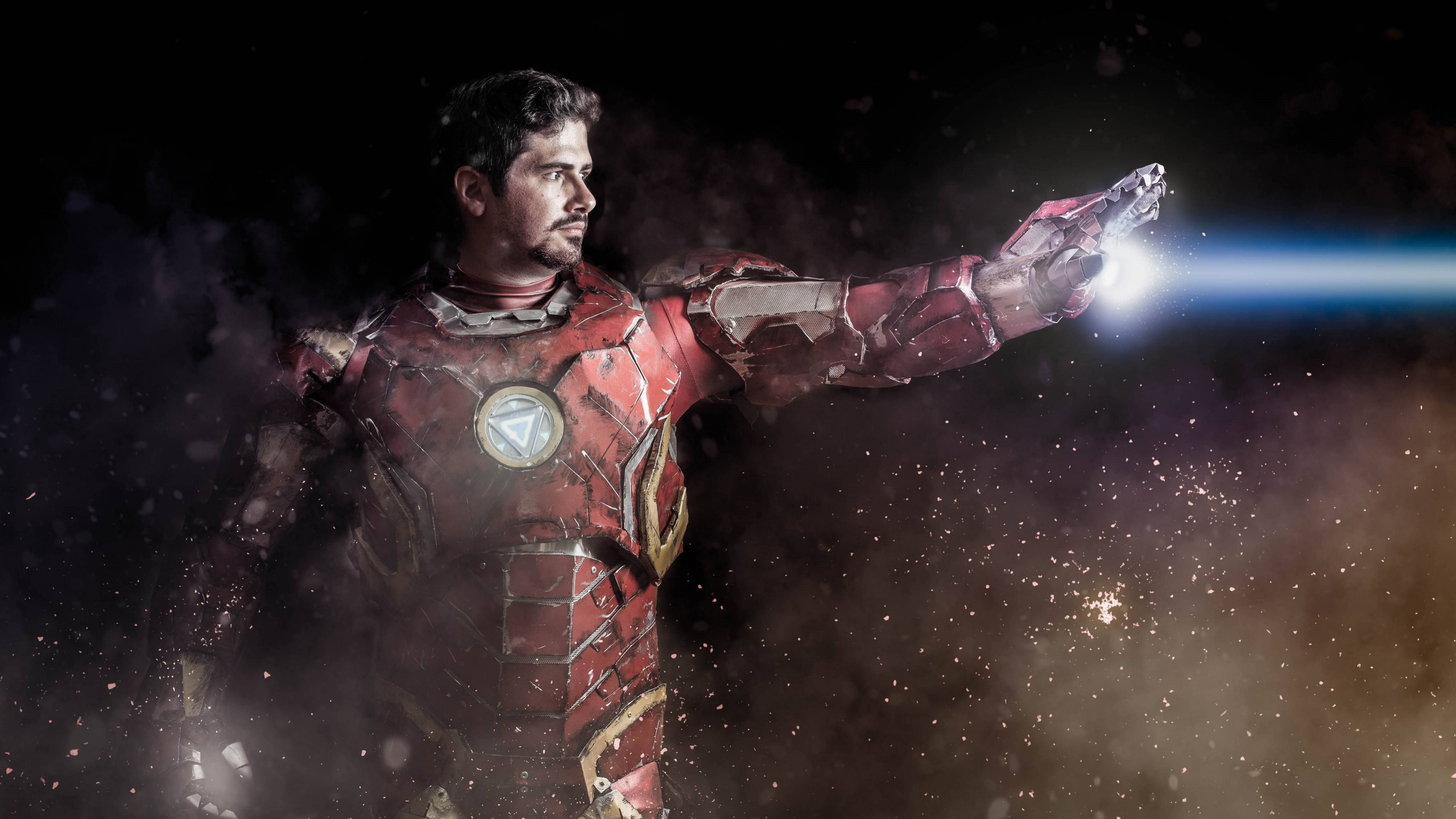 Homme en Costume Rouge et Noir. Wallpaper in 2560x1440 Resolution