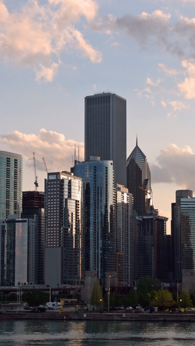 Bateau Blanc Sur L'eau Près Des Bâtiments de la Ville Pendant la Journée. Wallpaper in 750x1334 Resolution