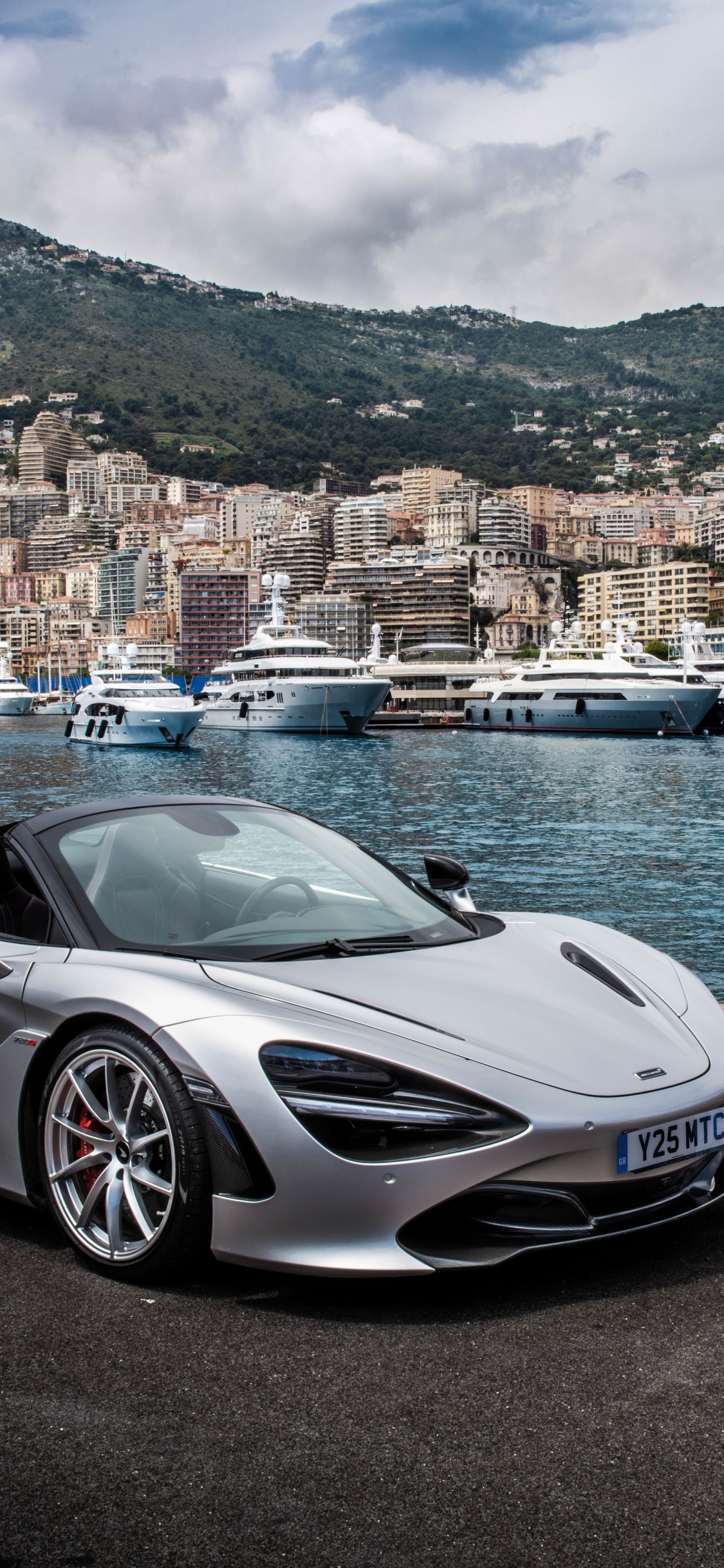 Silver Porsche 911 Estacionado en la Orilla de la Playa Durante el Día. Wallpaper in 1125x2436 Resolution