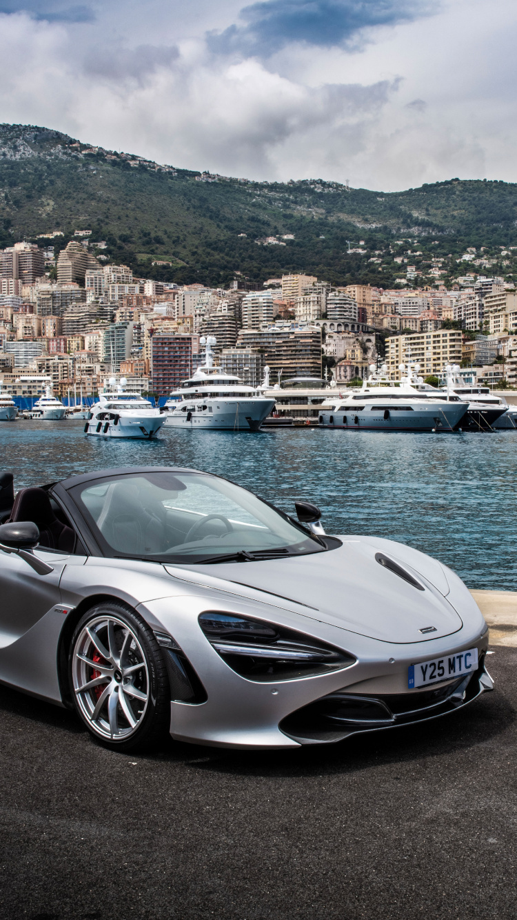 Silberner Porsche 911 Tagsüber am Strand Geparkt. Wallpaper in 750x1334 Resolution