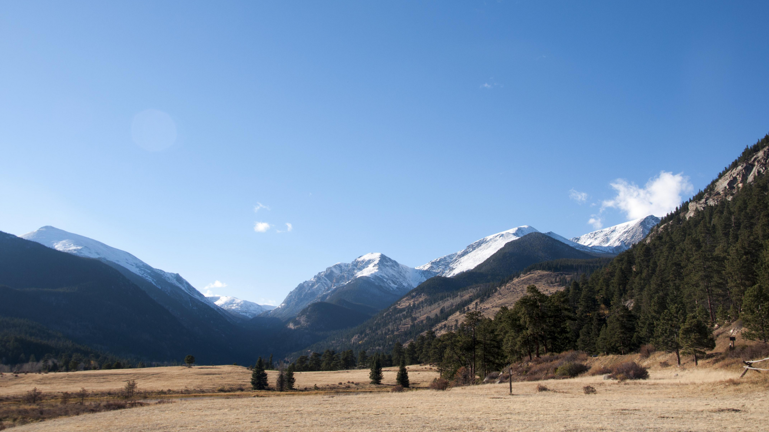 Green Trees and Mountains Under Blue Sky During Daytime. Wallpaper in 2560x1440 Resolution