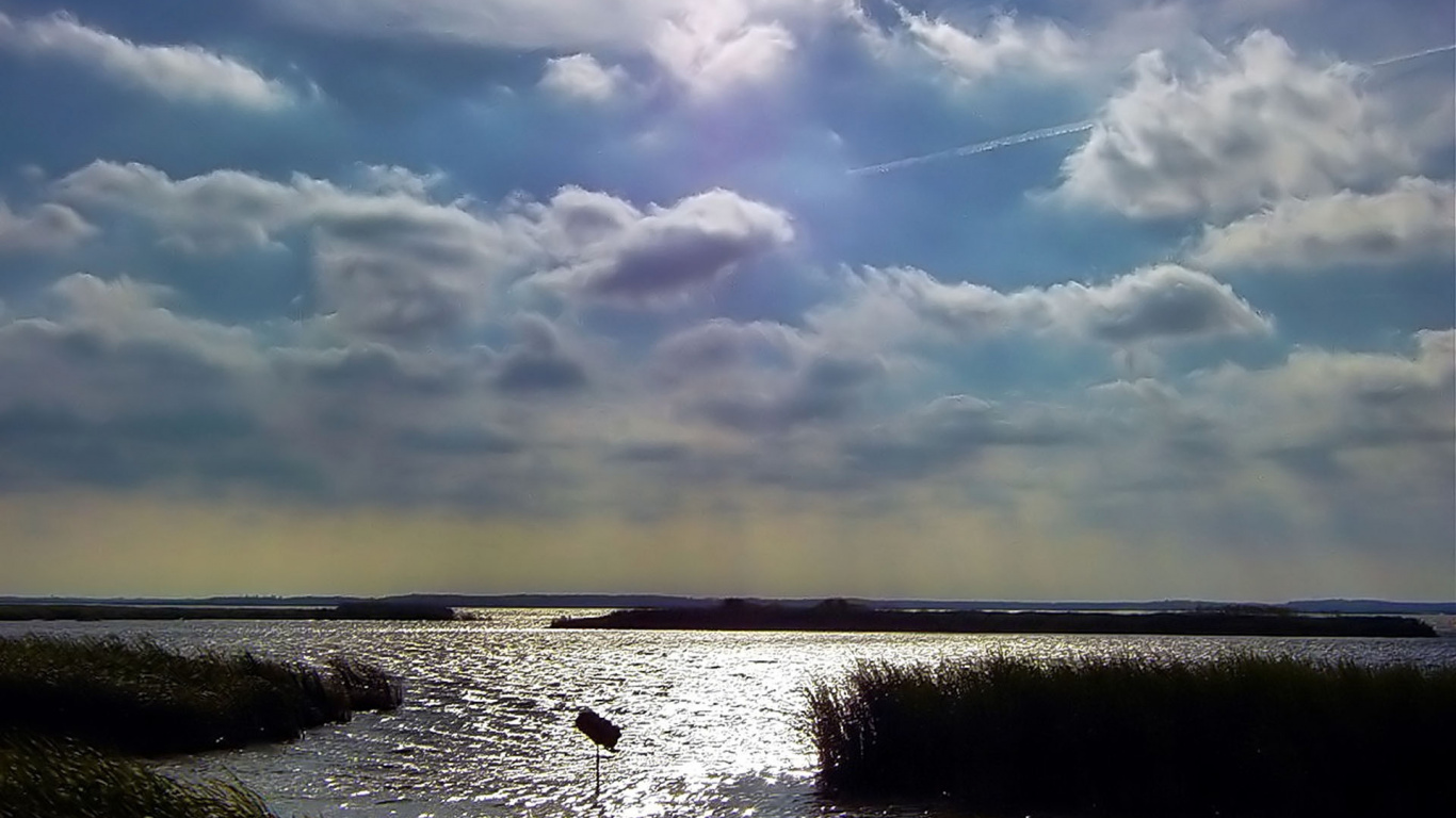 Gewässer Unter Bewölktem Himmel Tagsüber. Wallpaper in 1366x768 Resolution