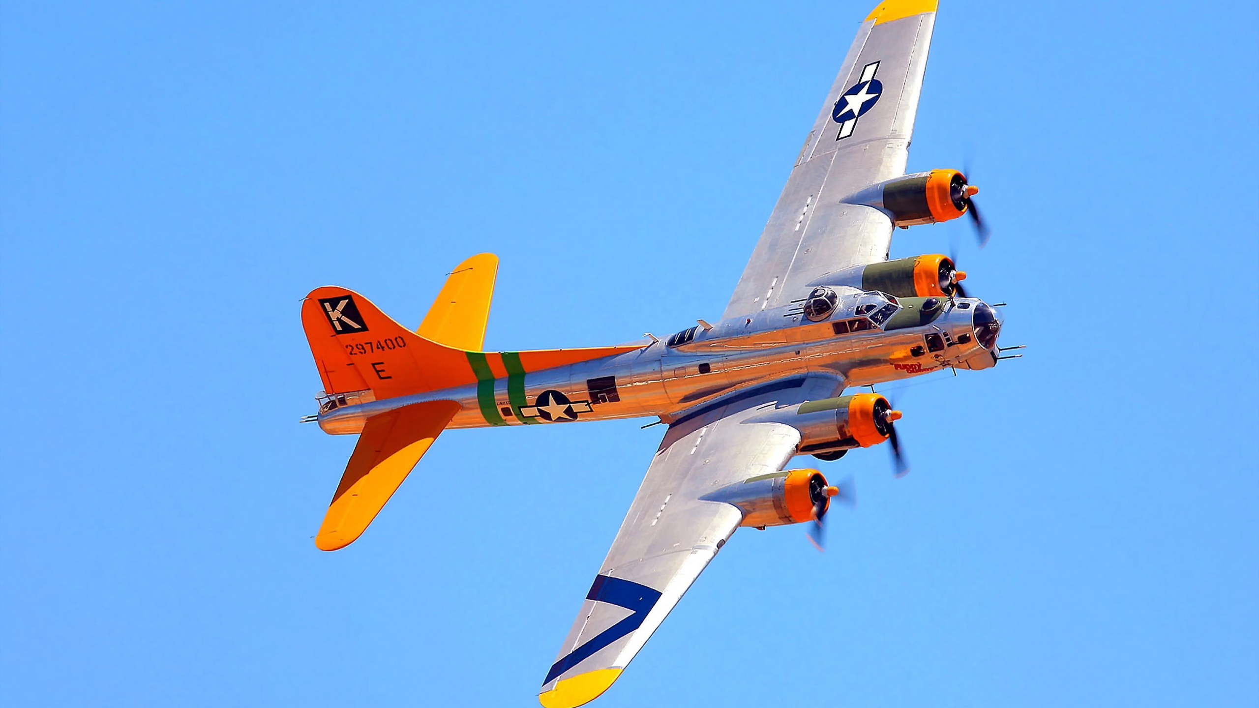 Orange-gelbes Düsenflugzeug in Der Luft Tagsüber. Wallpaper in 2560x1440 Resolution